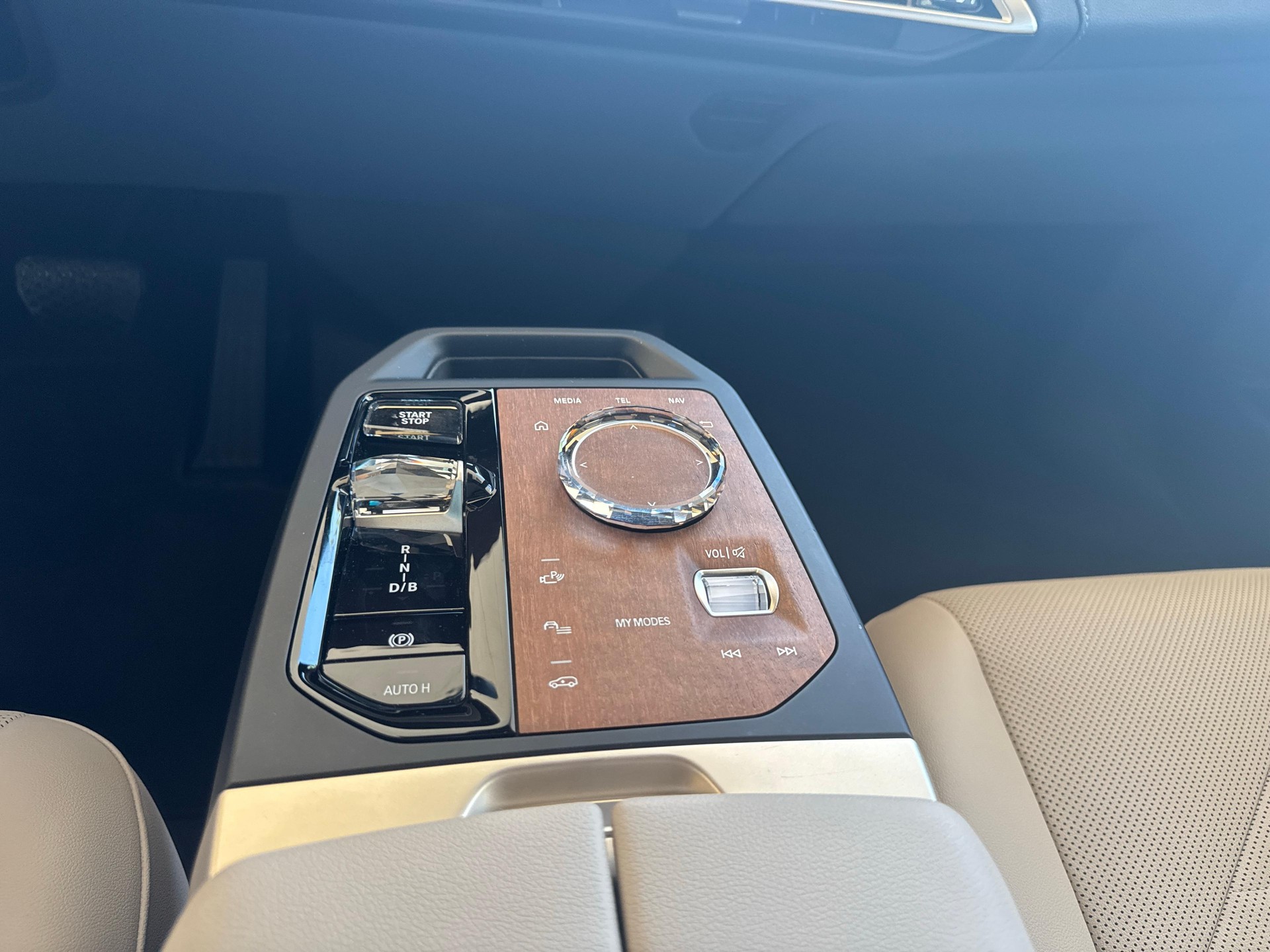 BMW iX xDrive50-image-17
