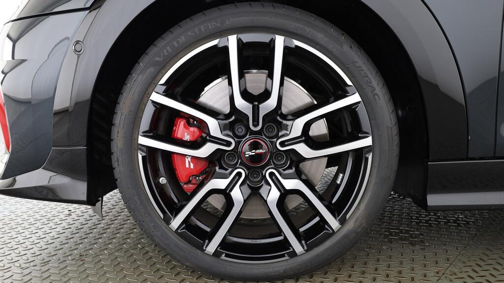 MINI John Cooper Works Cabrio-image-10
