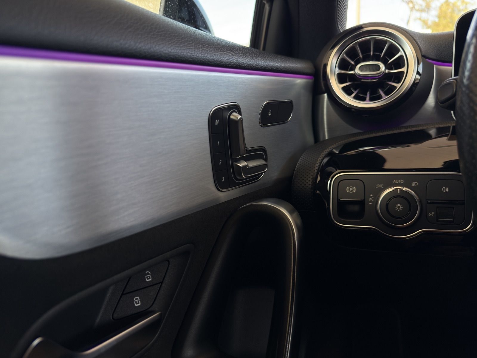 MERCEDES-BENZ A 220 d AMG Line-image-17