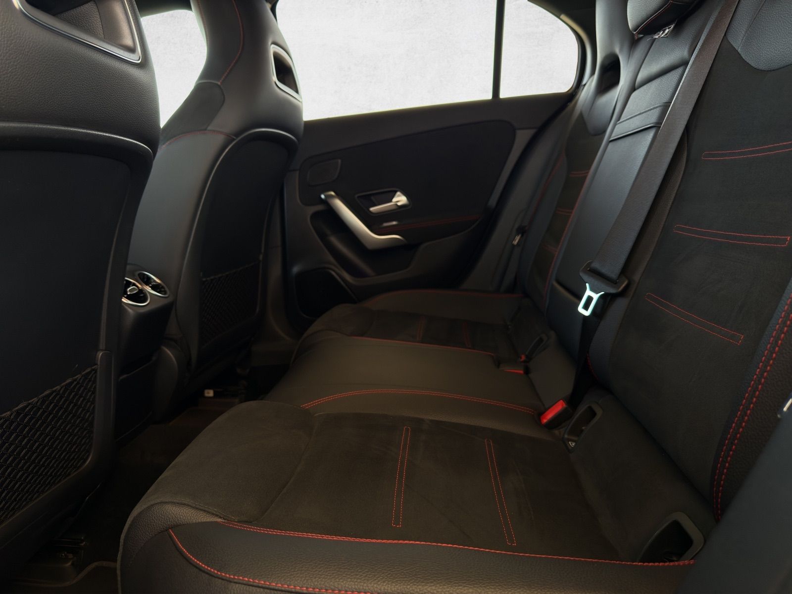 MERCEDES-BENZ A 220 d AMG Line-image-15