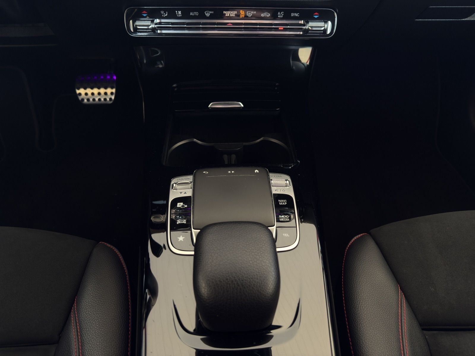 MERCEDES-BENZ A 220 d AMG Line-image-12