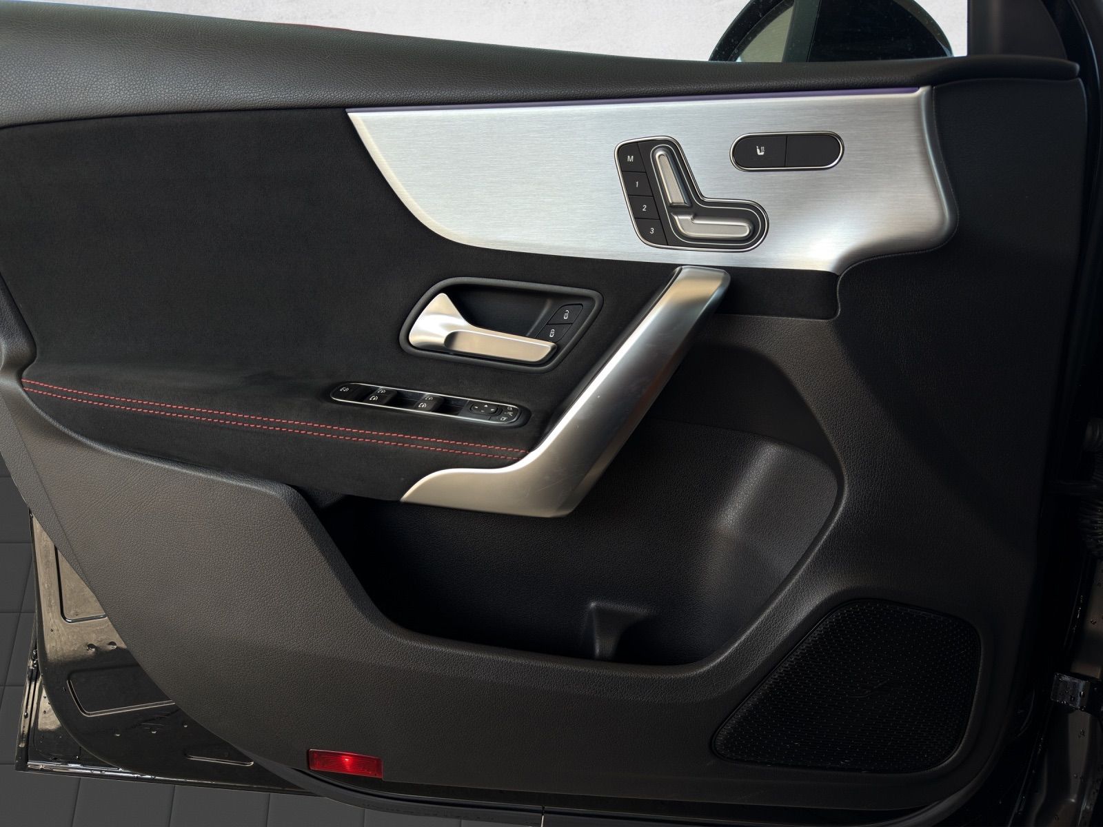 MERCEDES-BENZ A 220 d AMG Line-image-14