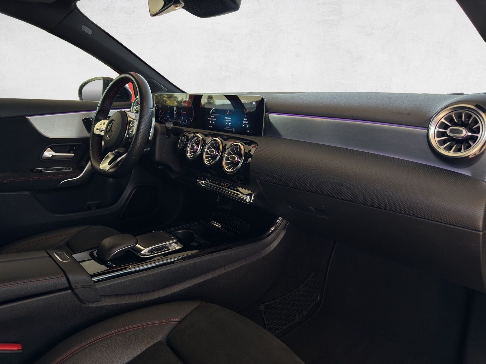 MERCEDES-BENZ A 220 d AMG Line-image-9