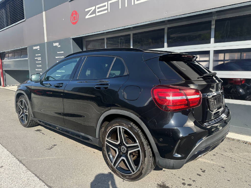 MERCEDES-BENZ GLA 220 AMG Line 4m-image-4