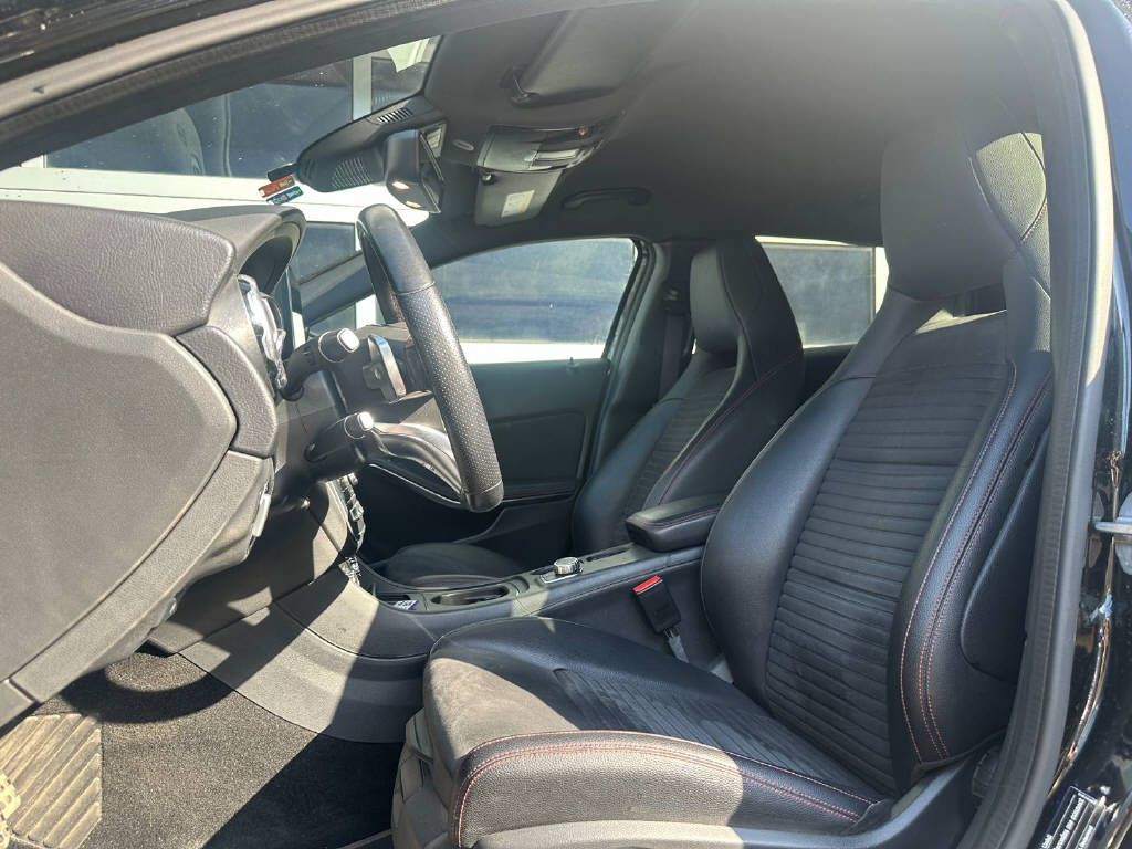 MERCEDES-BENZ GLA 220 AMG Line 4m-image-6