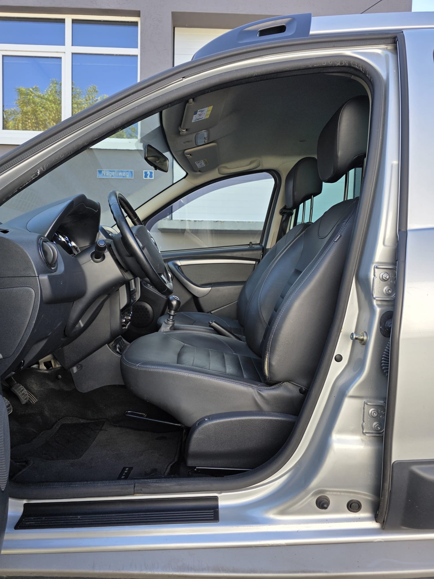 DACIA Duster 1.2 T Lauréate 4x4-image-8
