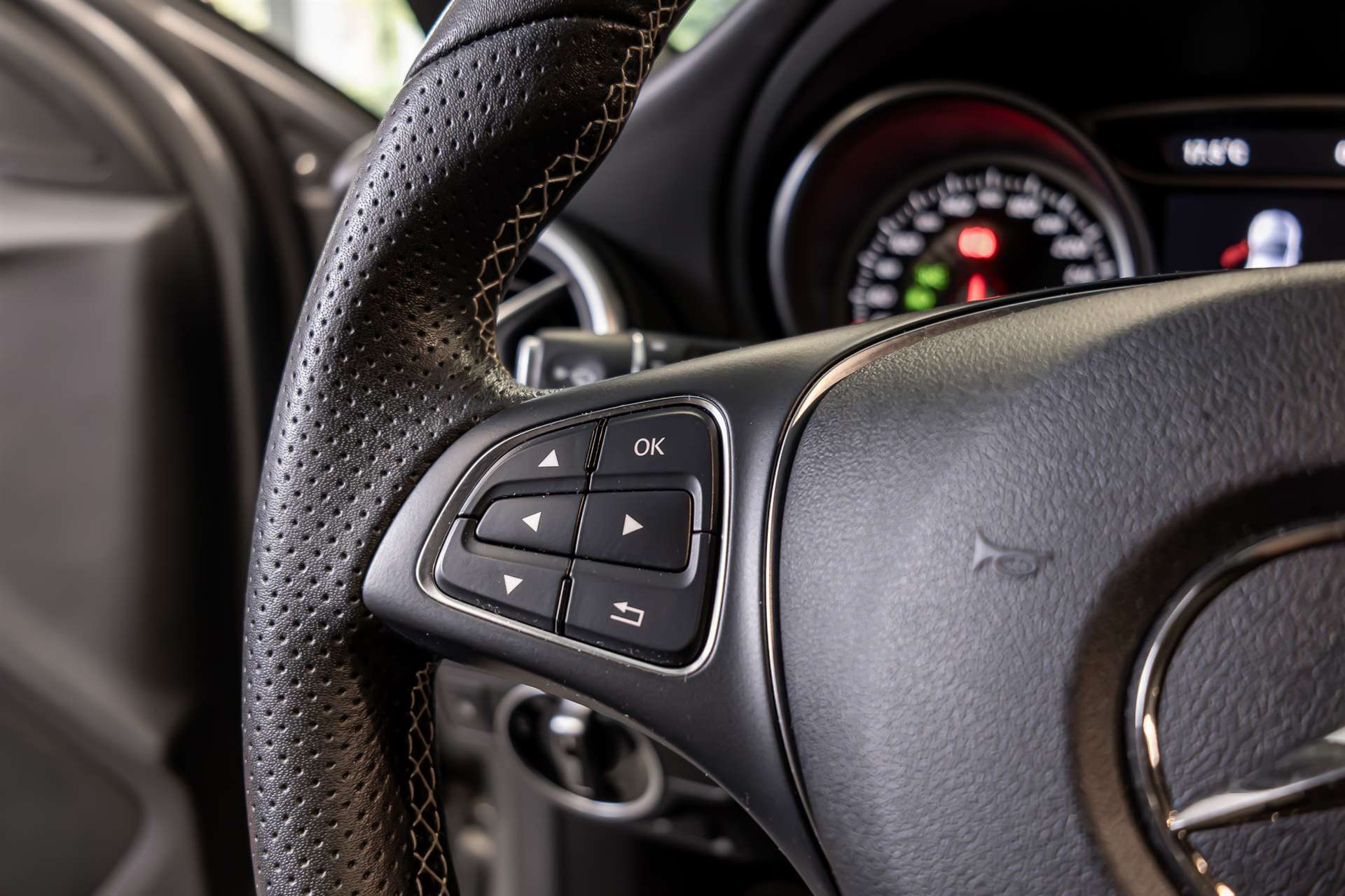 MERCEDES-BENZ A 220 Urban 4Matic 7G-DCT-image-7