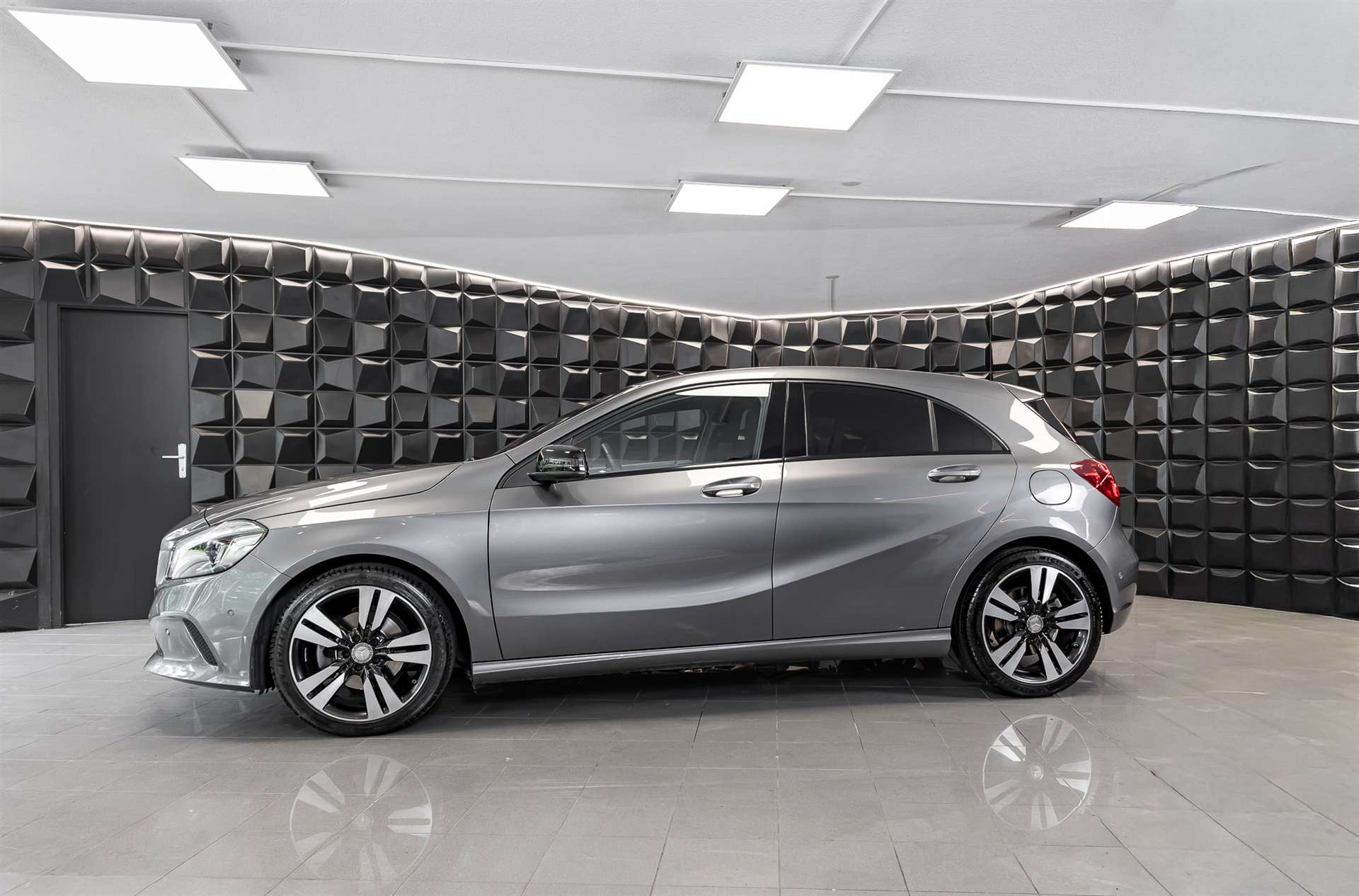 MERCEDES-BENZ A 220 Urban 4Matic 7G-DCT-image-1