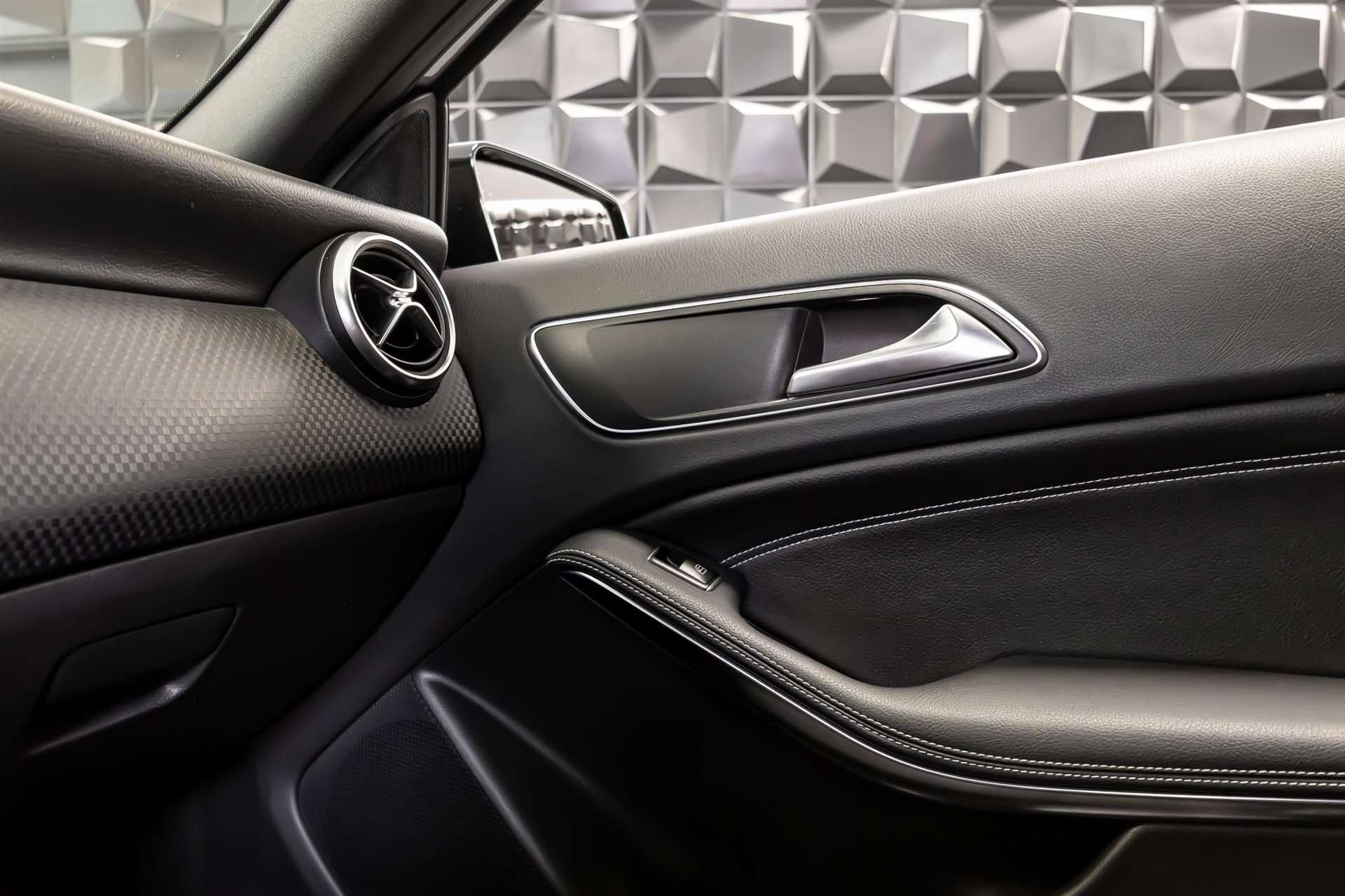 MERCEDES-BENZ A 220 Urban 4Matic 7G-DCT-image-17