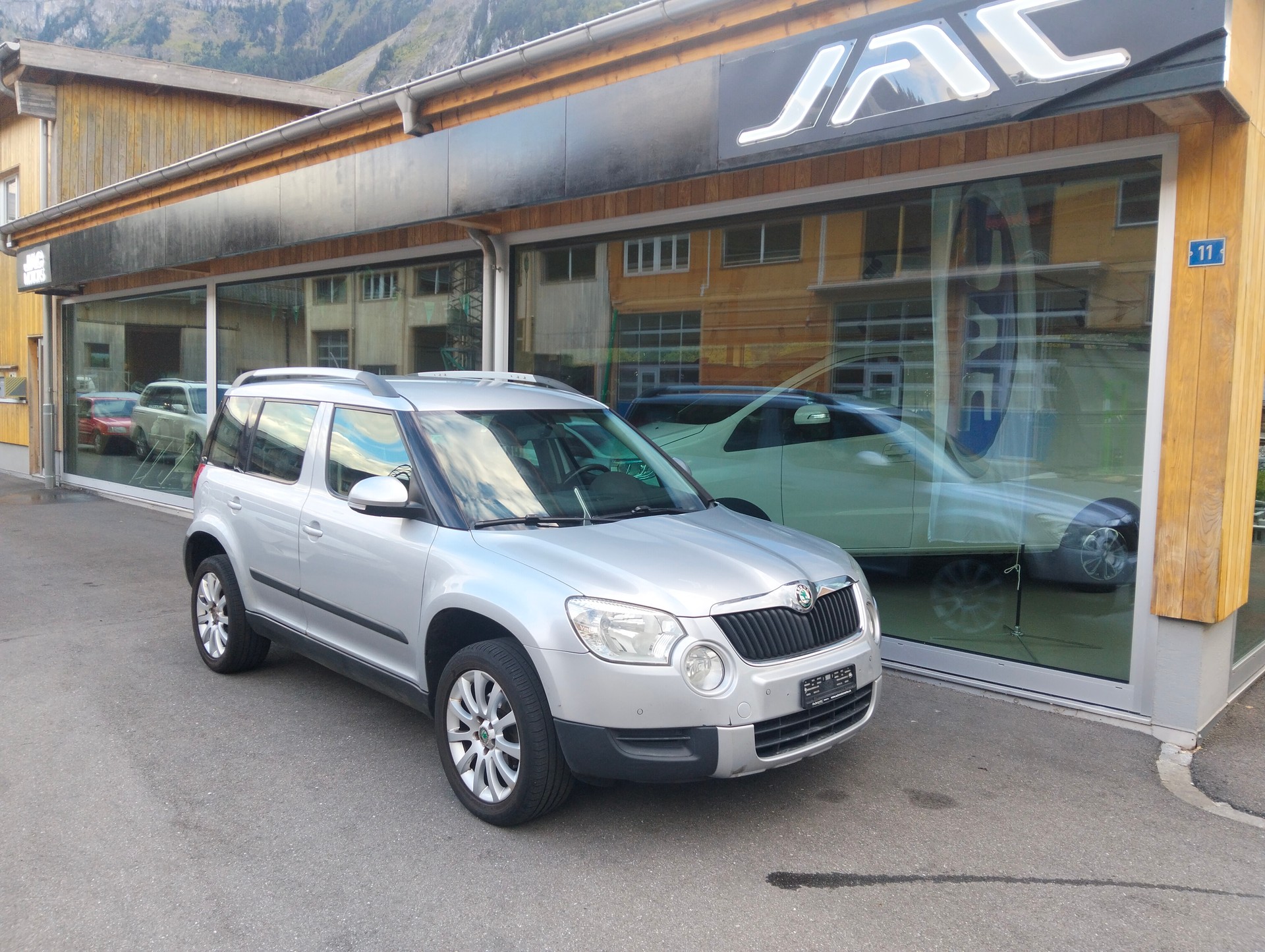 SKODA Yeti 1.8 TSI Active 4x4-image-0