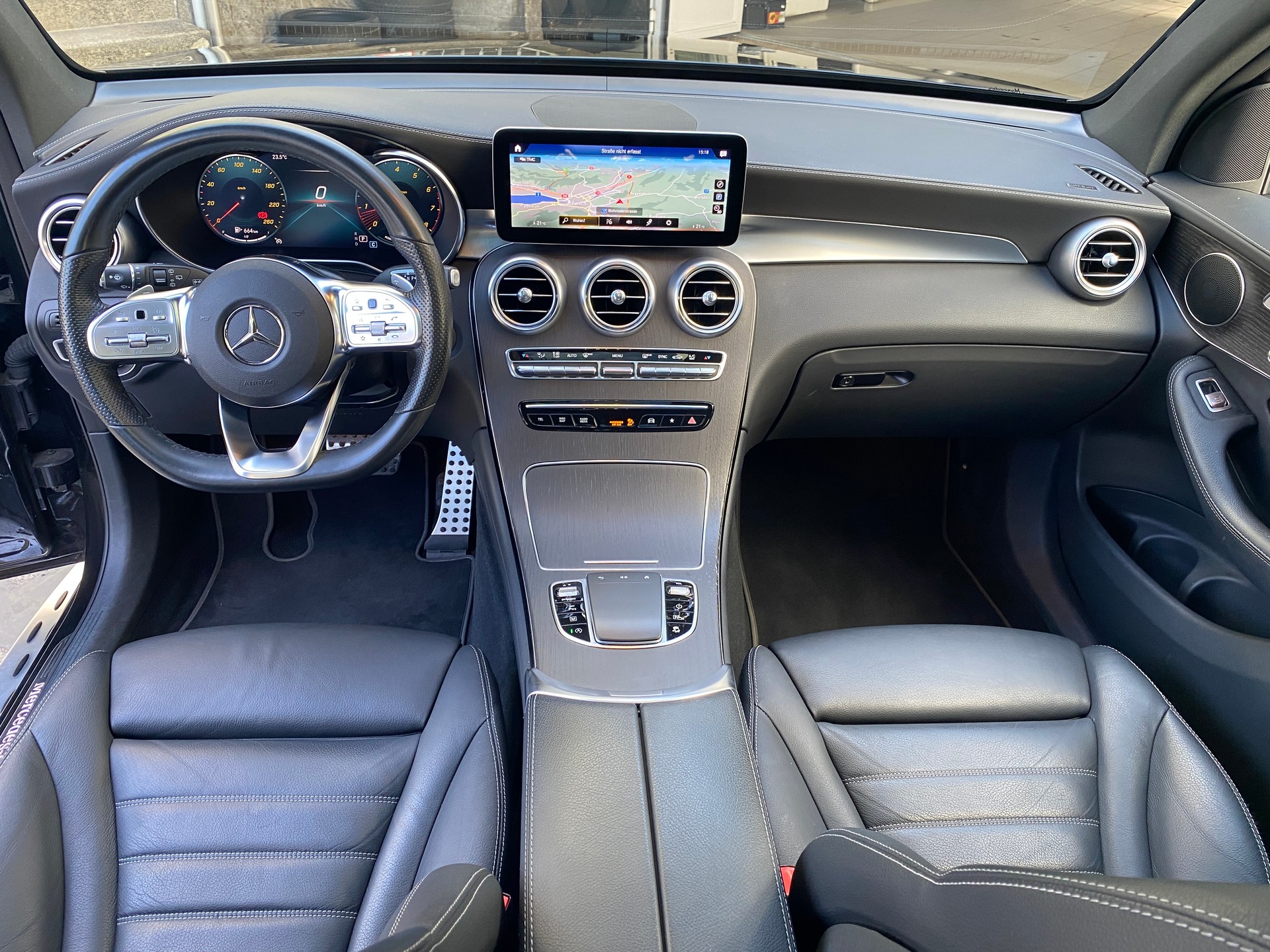 MERCEDES-BENZ GLC 300 AMG Line 4Matic 9G-Tronic-image-14