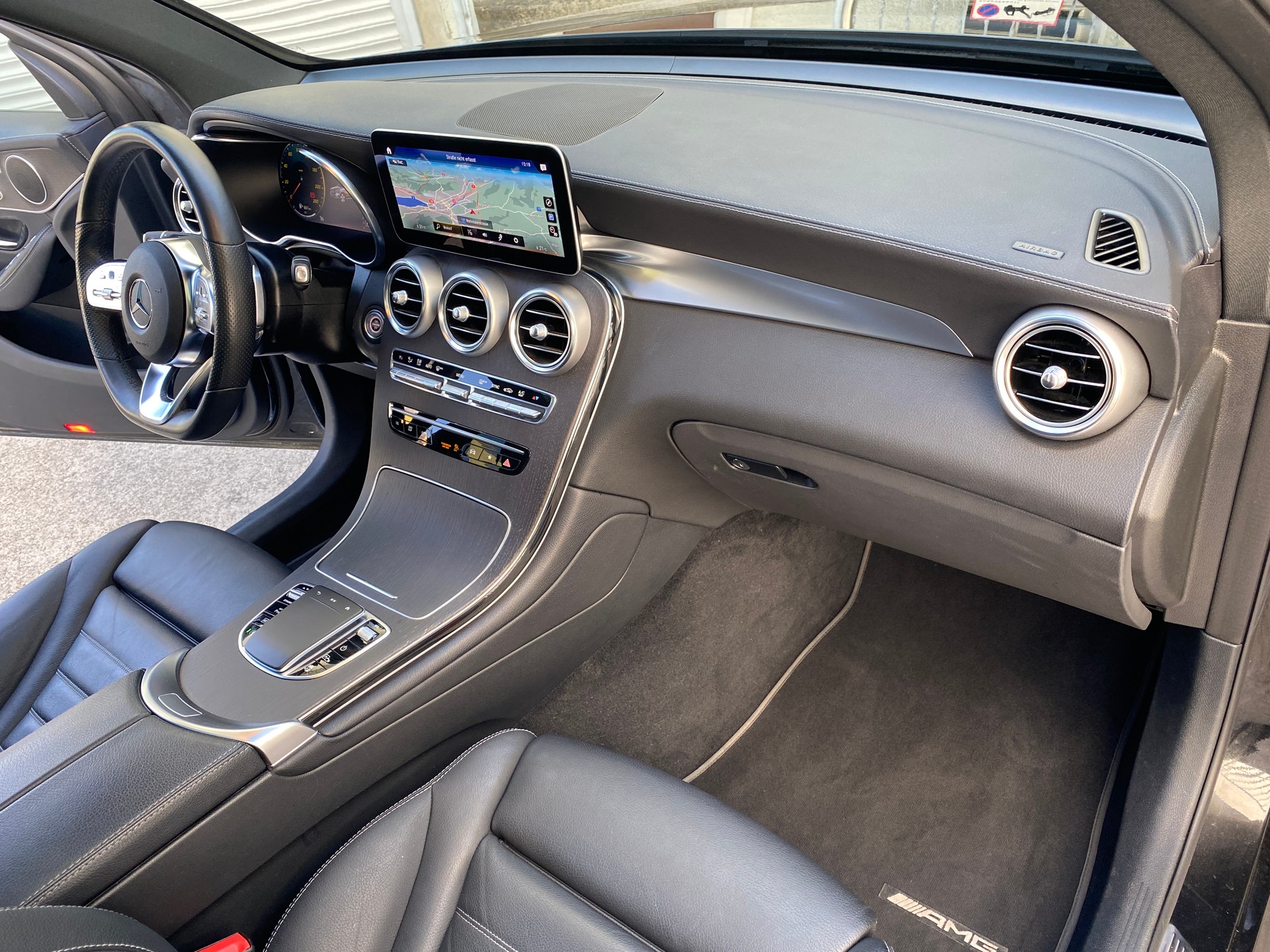 MERCEDES-BENZ GLC 300 AMG Line 4Matic 9G-Tronic-image-24