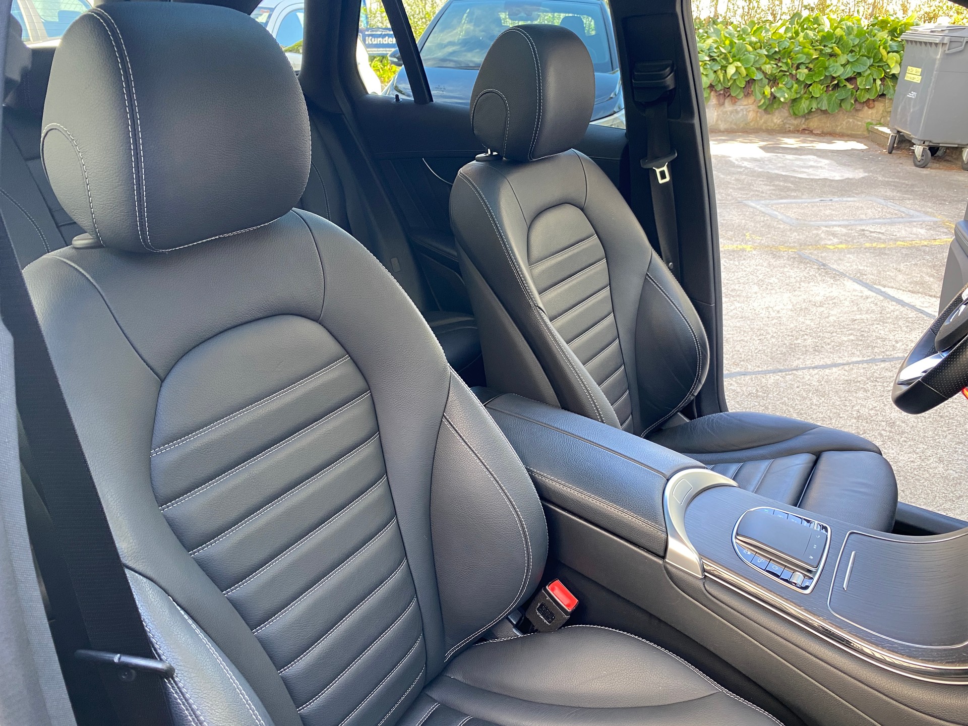 MERCEDES-BENZ GLC 300 AMG Line 4Matic 9G-Tronic-image-25