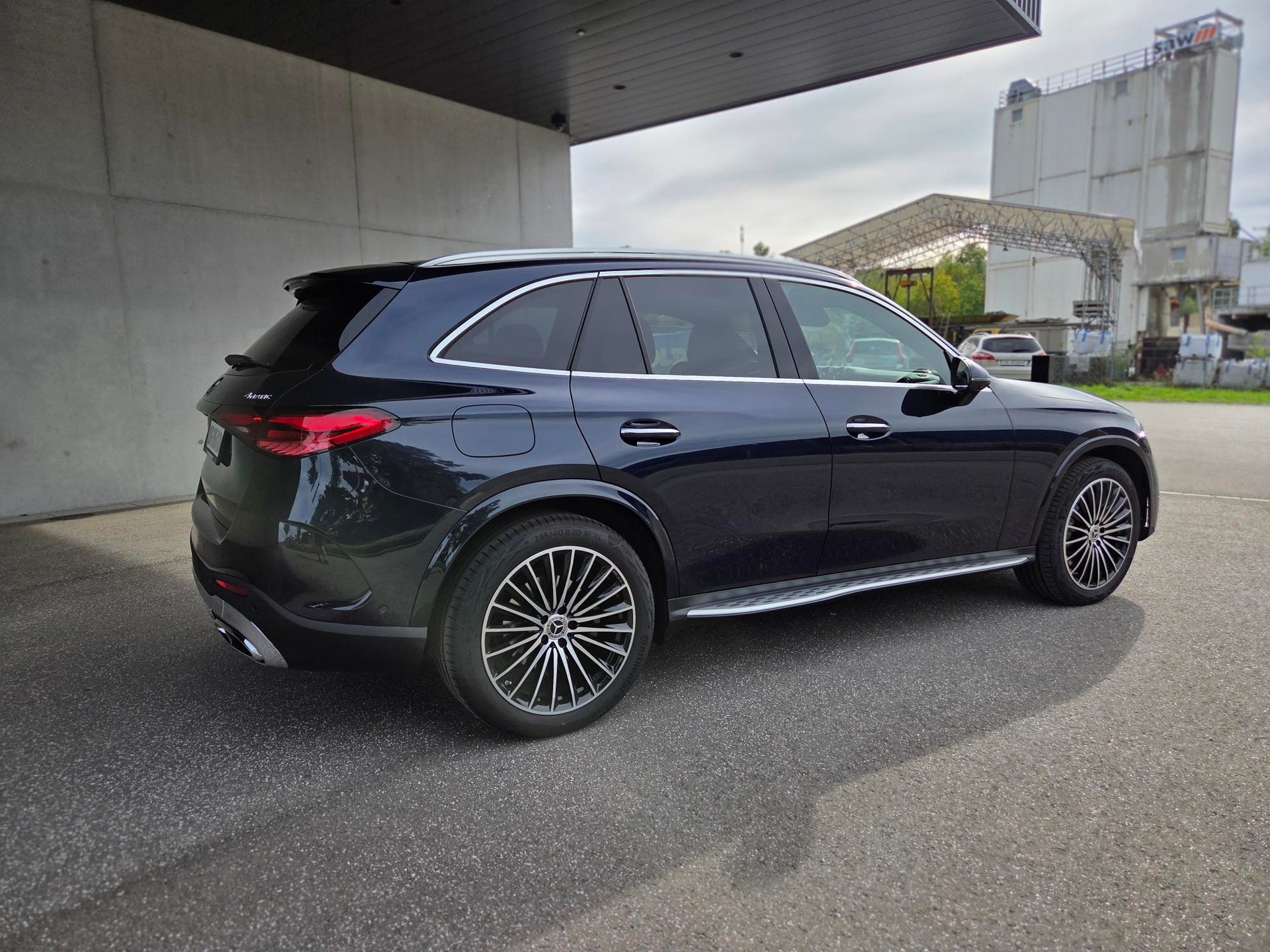 MERCEDES-BENZ GLC 300 AMG Line 4matic-image-2