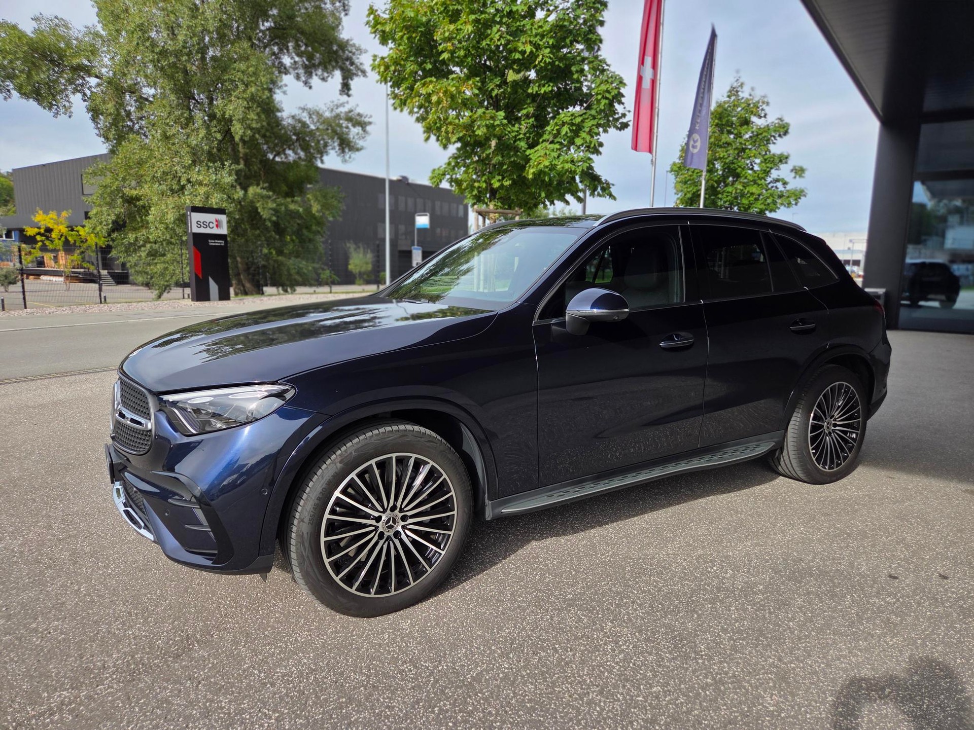 MERCEDES-BENZ GLC 300 AMG Line 4matic-image-5