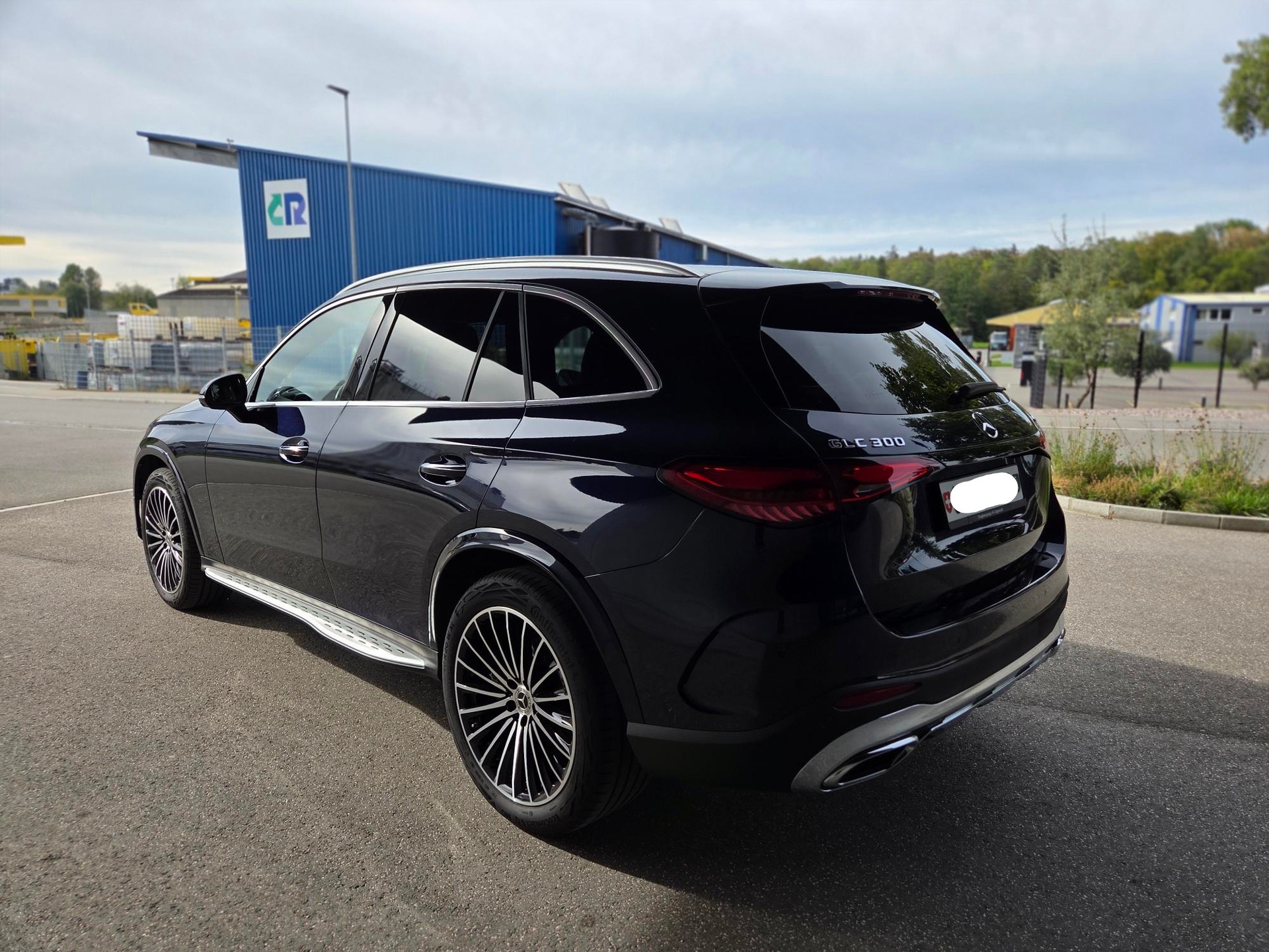 MERCEDES-BENZ GLC 300 AMG Line 4matic-image-4