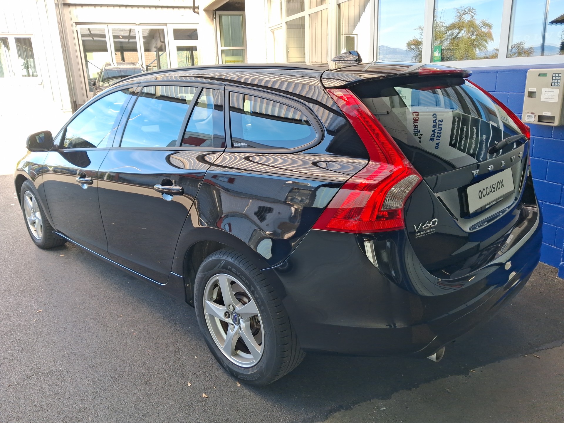 VOLVO V60 D3 Kinetic-image-2