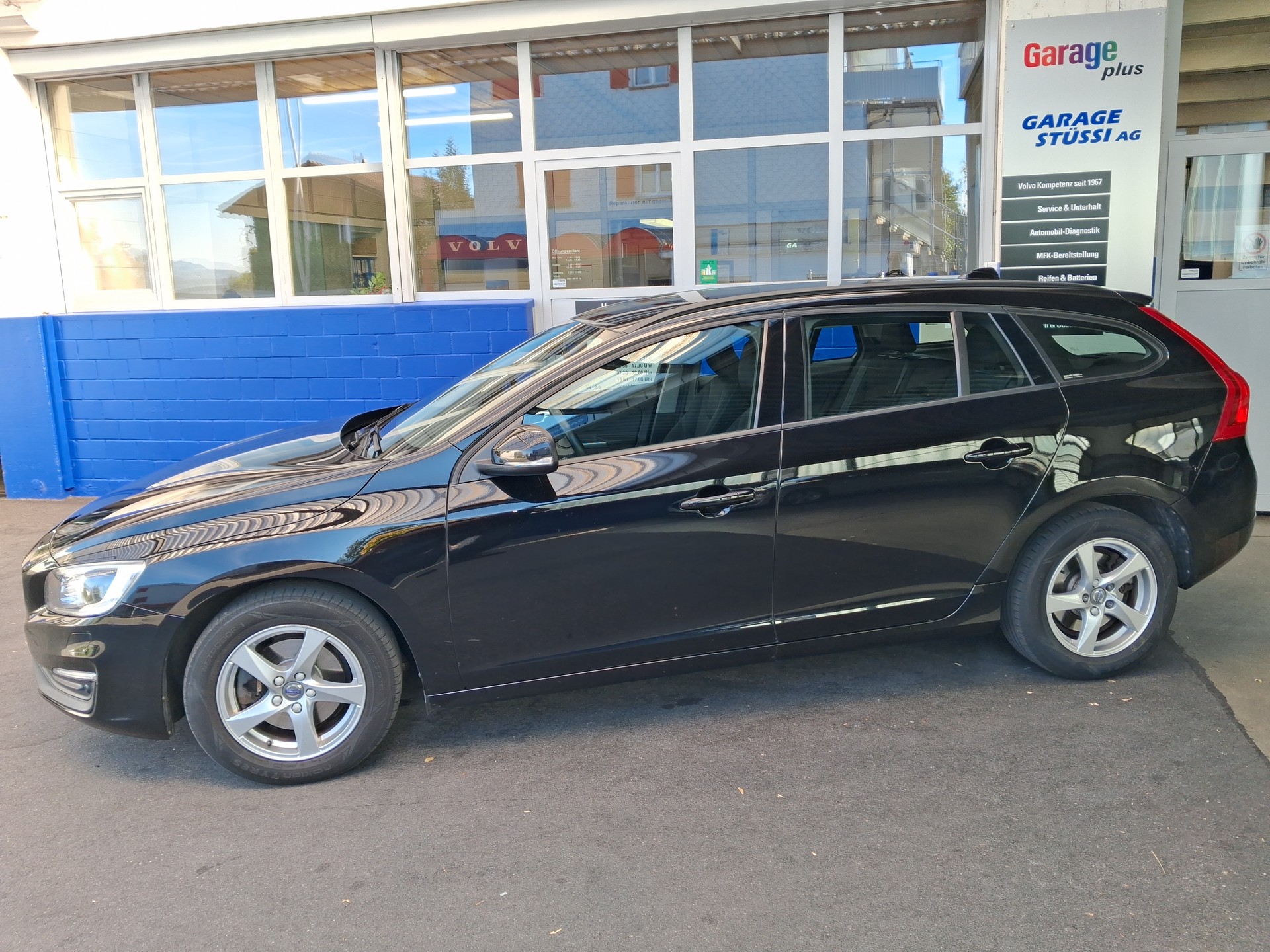 VOLVO V60 D3 Kinetic-image-1