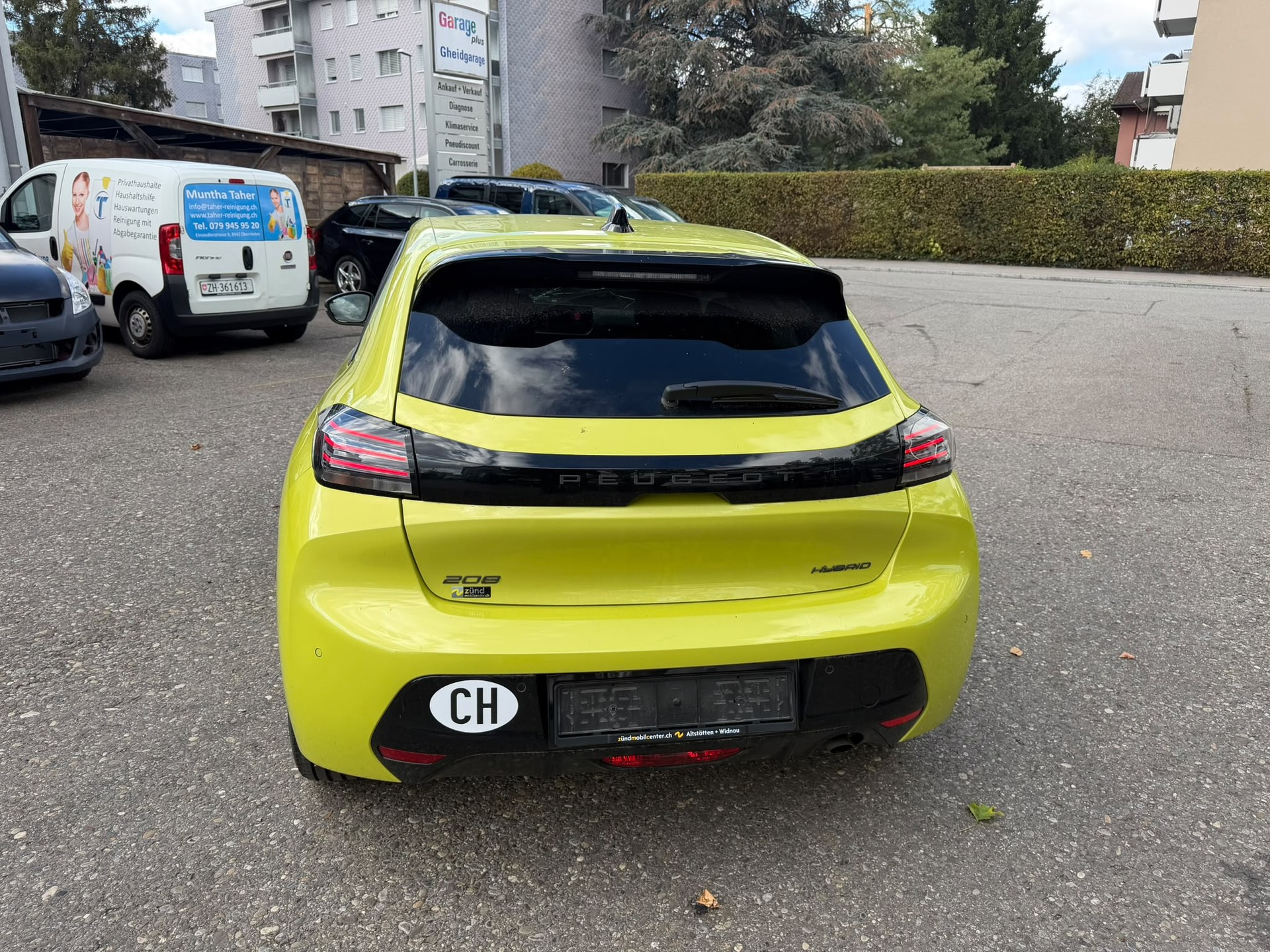 PEUGEOT 208 1.2 MHEV 110 Allure Premium-image-2