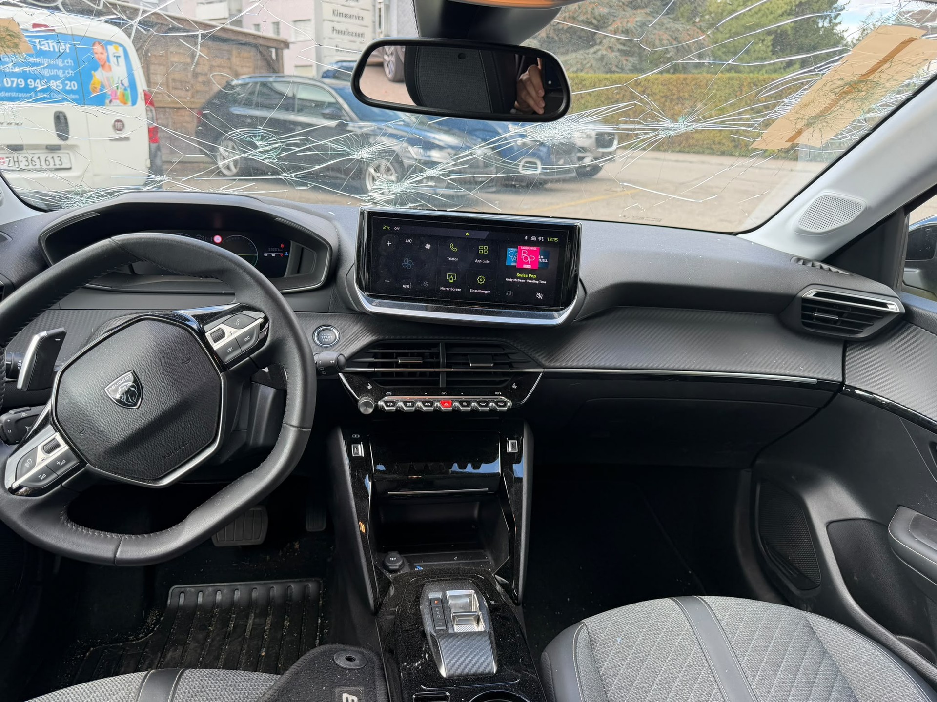 PEUGEOT 208 1.2 MHEV 110 Allure Premium-image-7