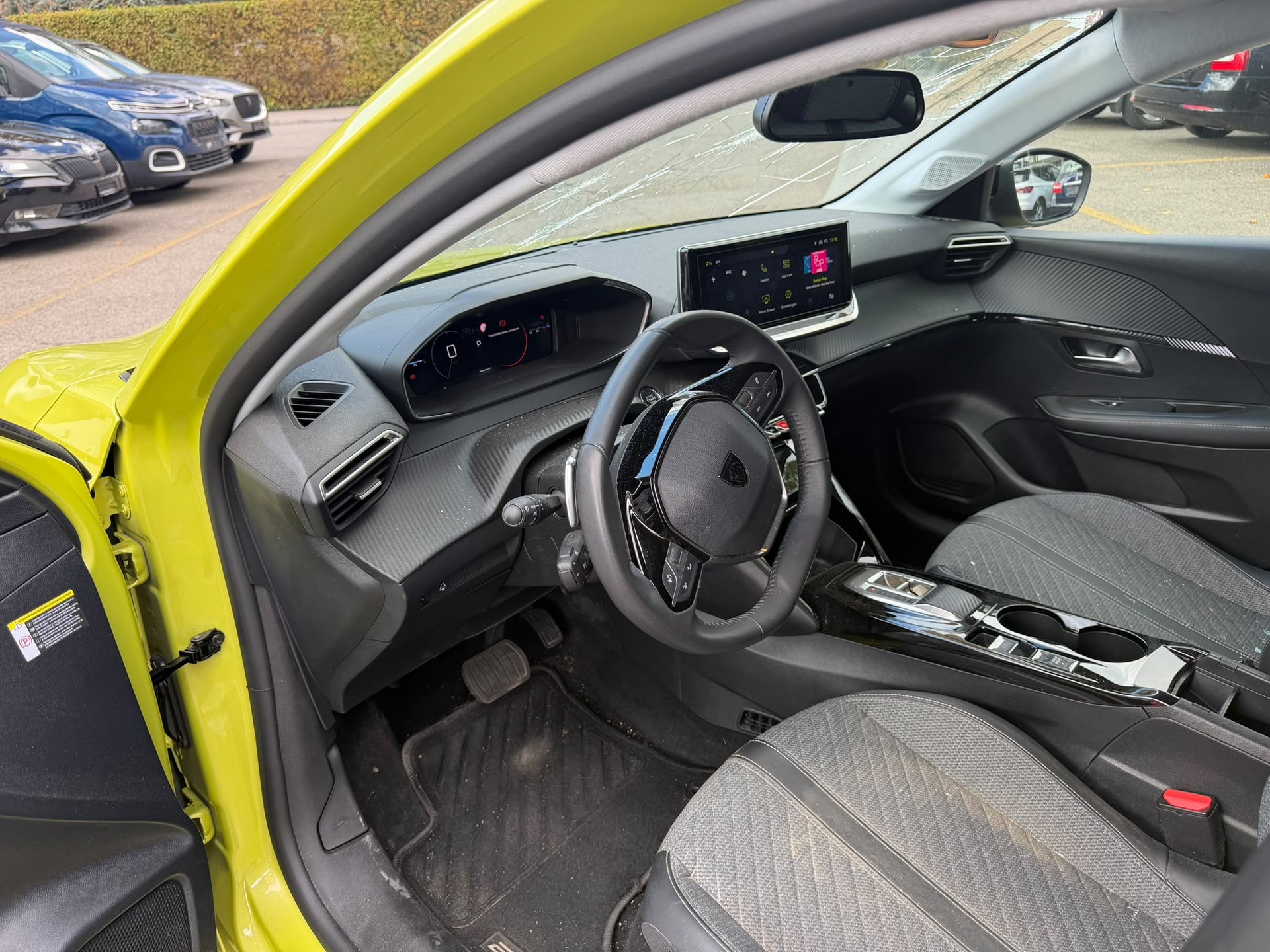 PEUGEOT 208 1.2 MHEV 110 Allure Premium-image-6