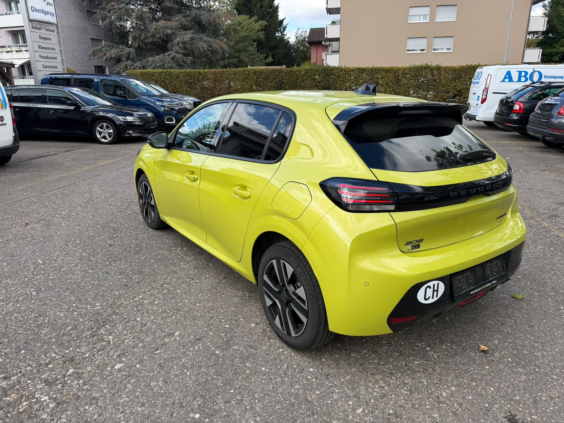 PEUGEOT 208 1.2 MHEV 110 Allure Premium-image-3