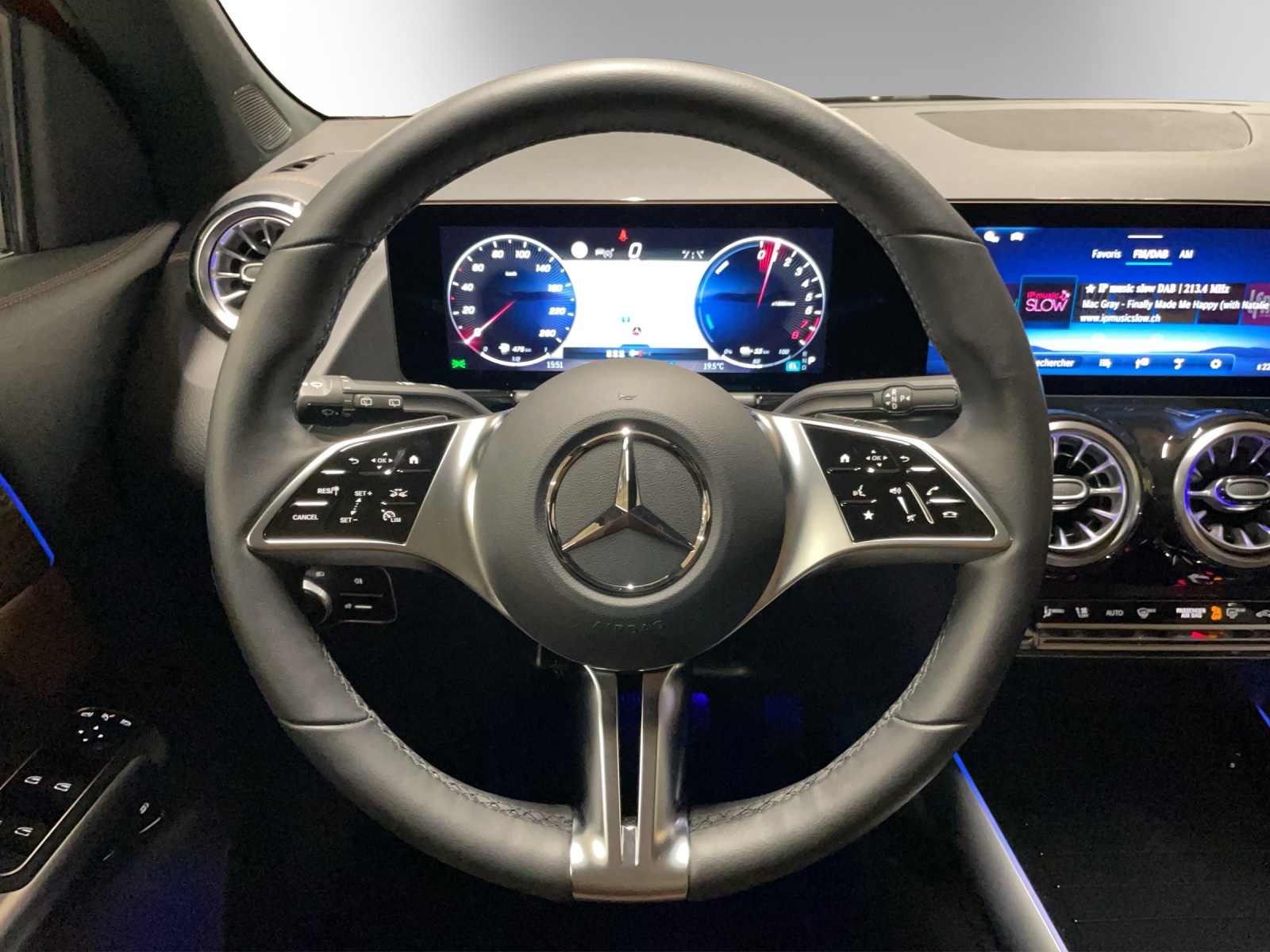 MERCEDES-BENZ GLA 250 e EQ Star 8G-DCT-image-11