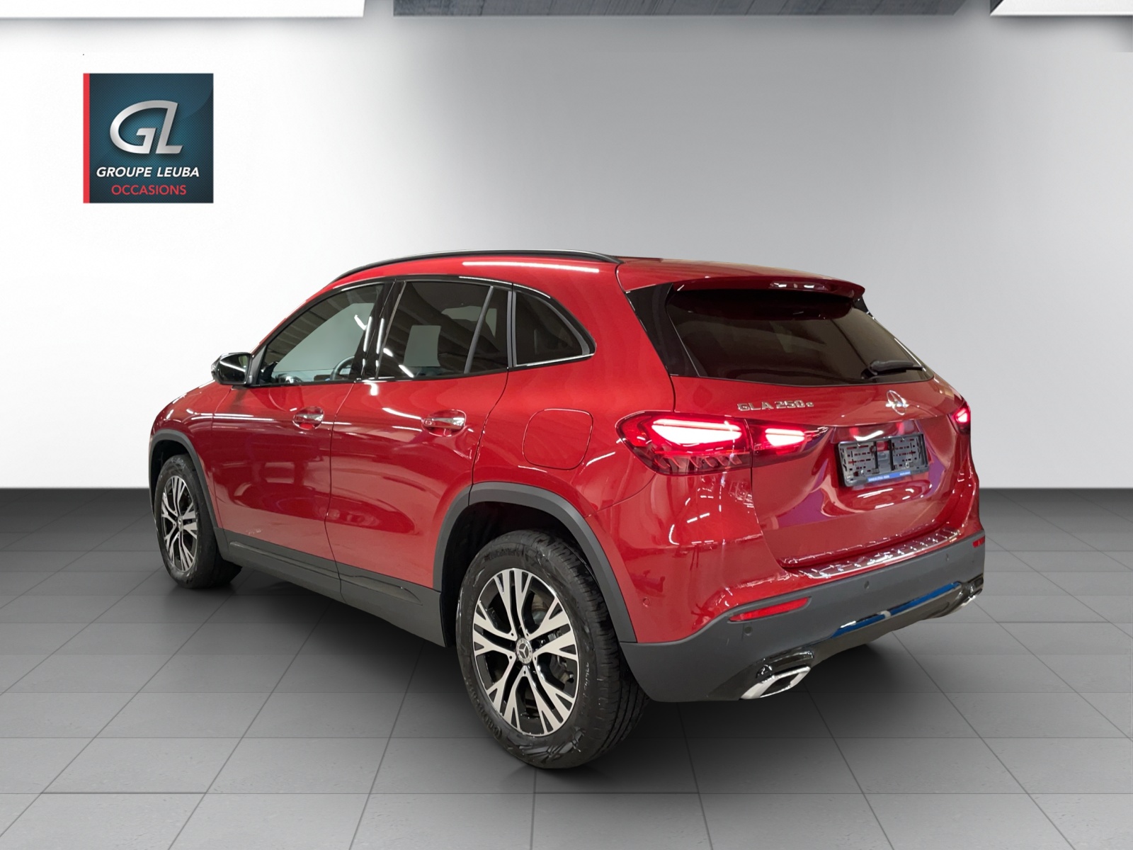 MERCEDES-BENZ GLA 250 e EQ Star 8G-DCT-image-2