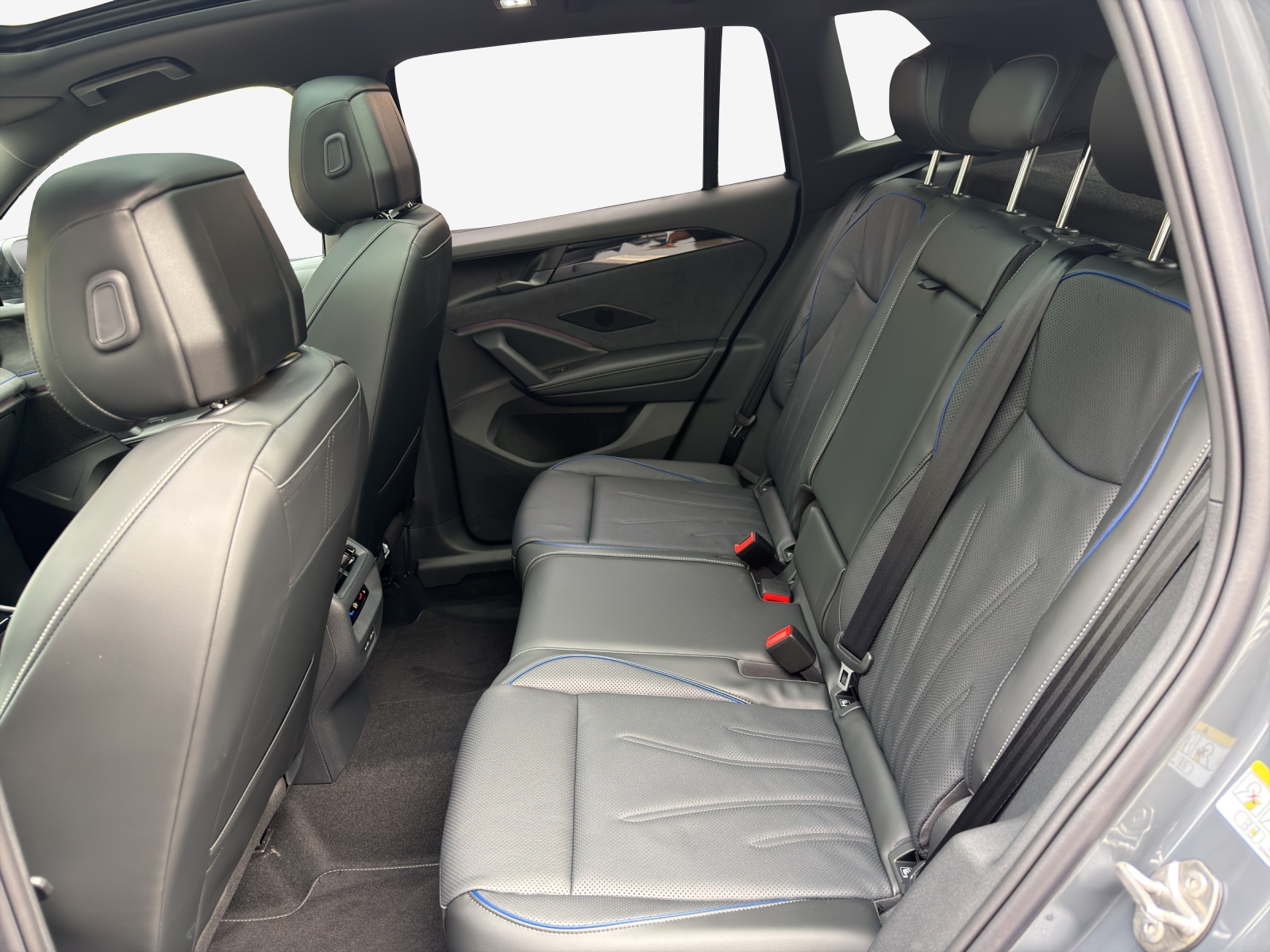 VW Tiguan 2.0 TDI SCR R-Line 4Motion DSG-image-11