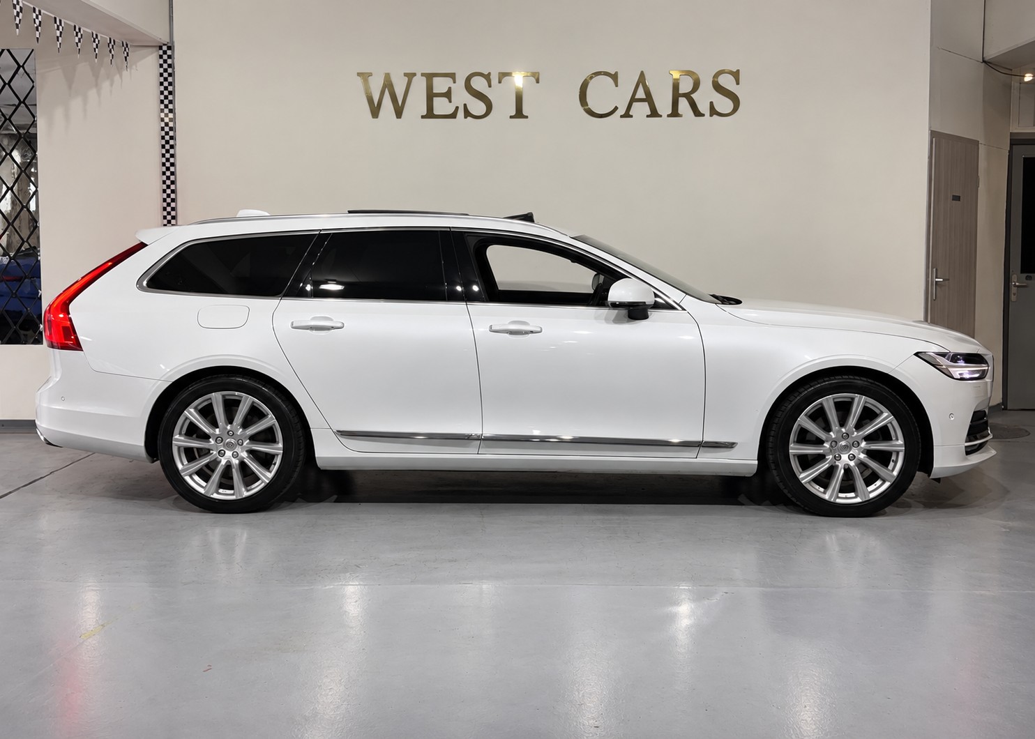 VOLVO V90 D5 AWD Inscription Geartronic Powerpulse-image-2