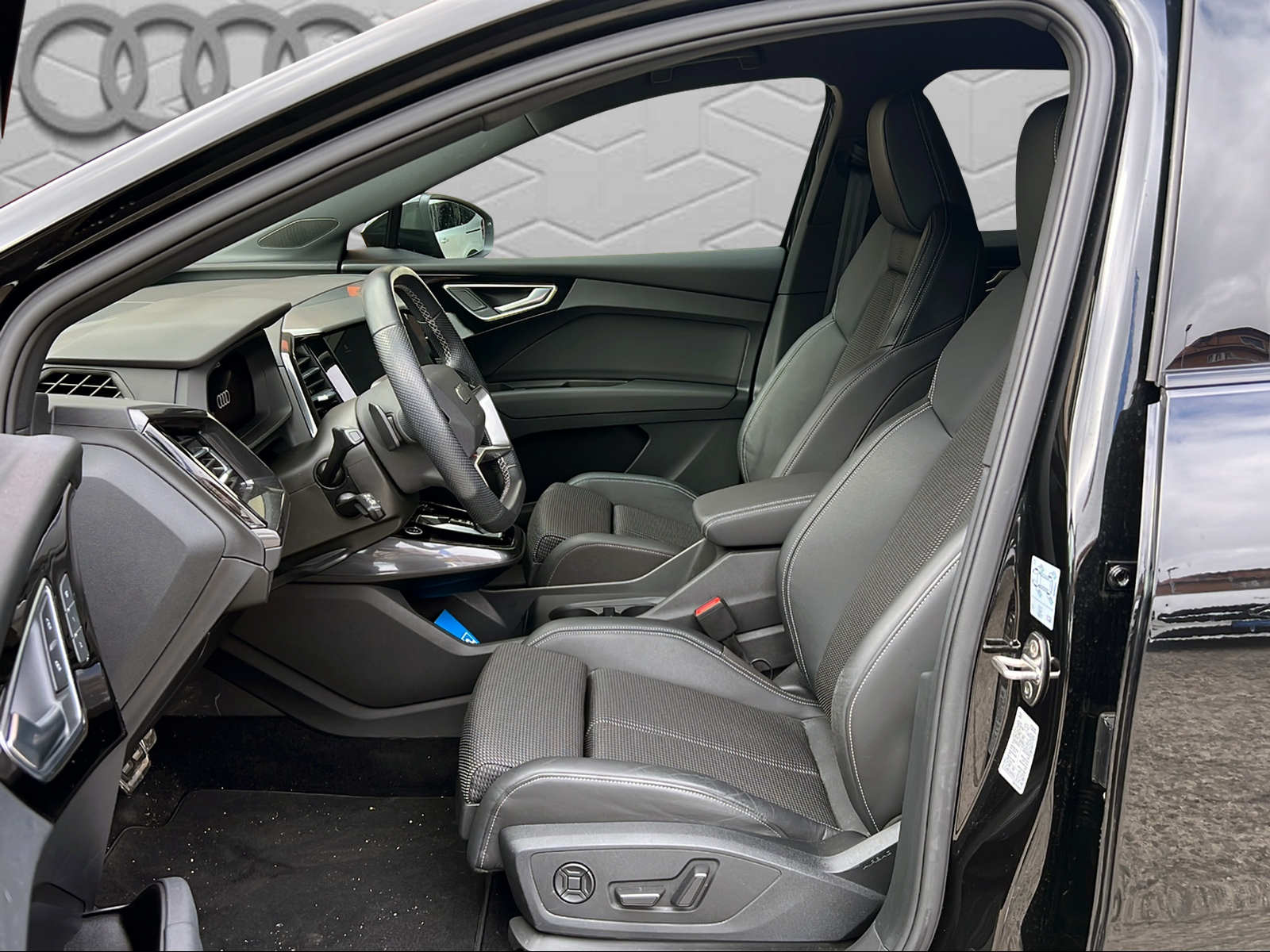 AUDI Q4 e-tron 50 quattro-image-6