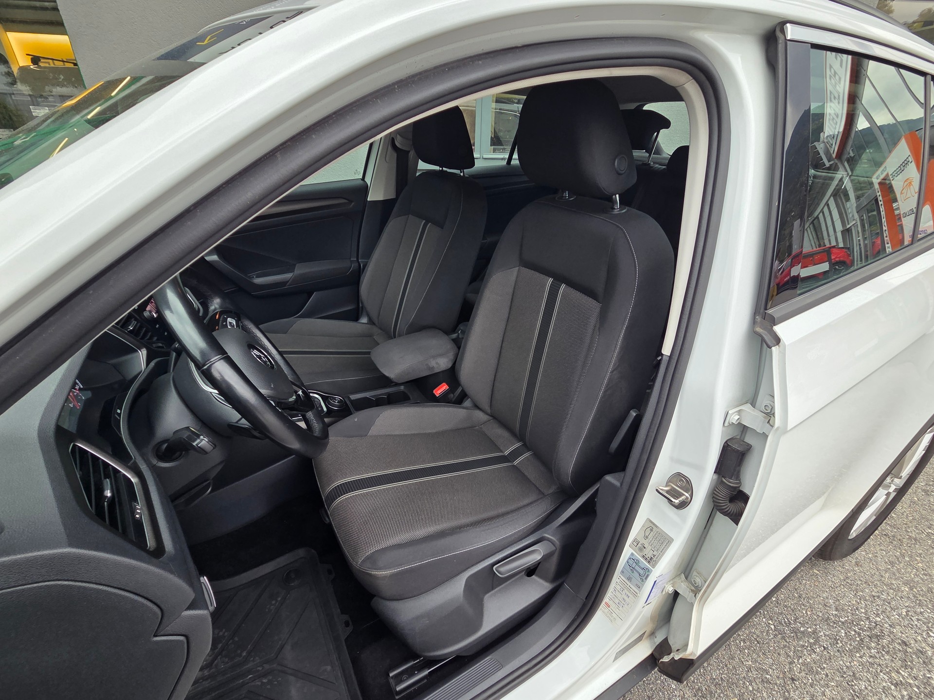 VW T-Roc 2.0 TSI Advance DSG 4Motion-image-6