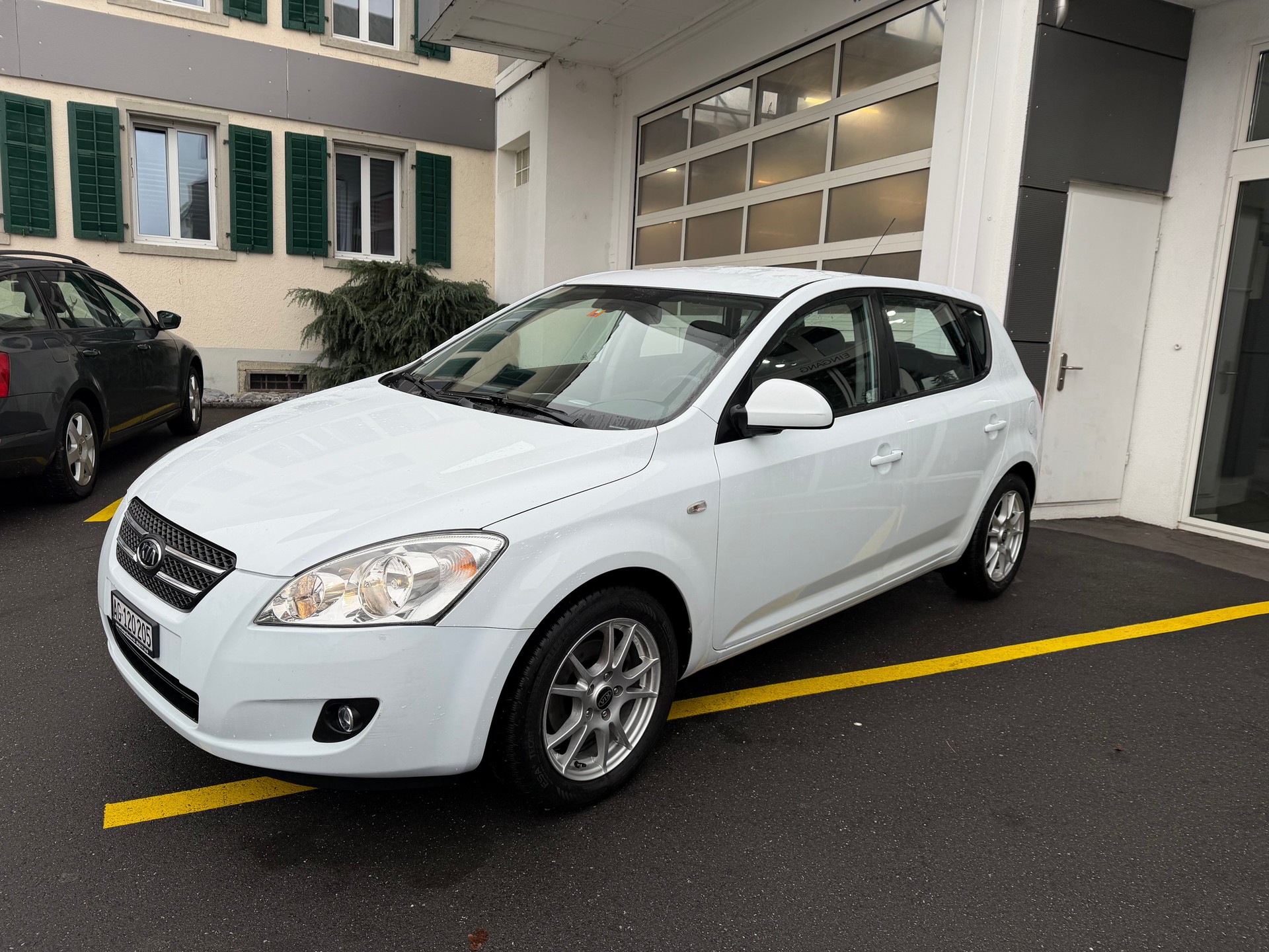 KIA Cee'd 1.6 16V Trend Automatic-image-2