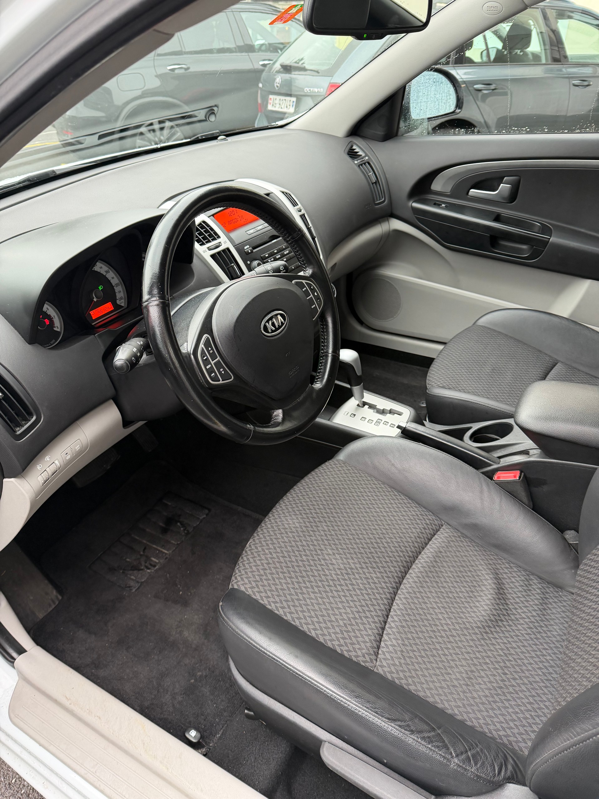 KIA Cee'd 1.6 16V Trend Automatic-image-6