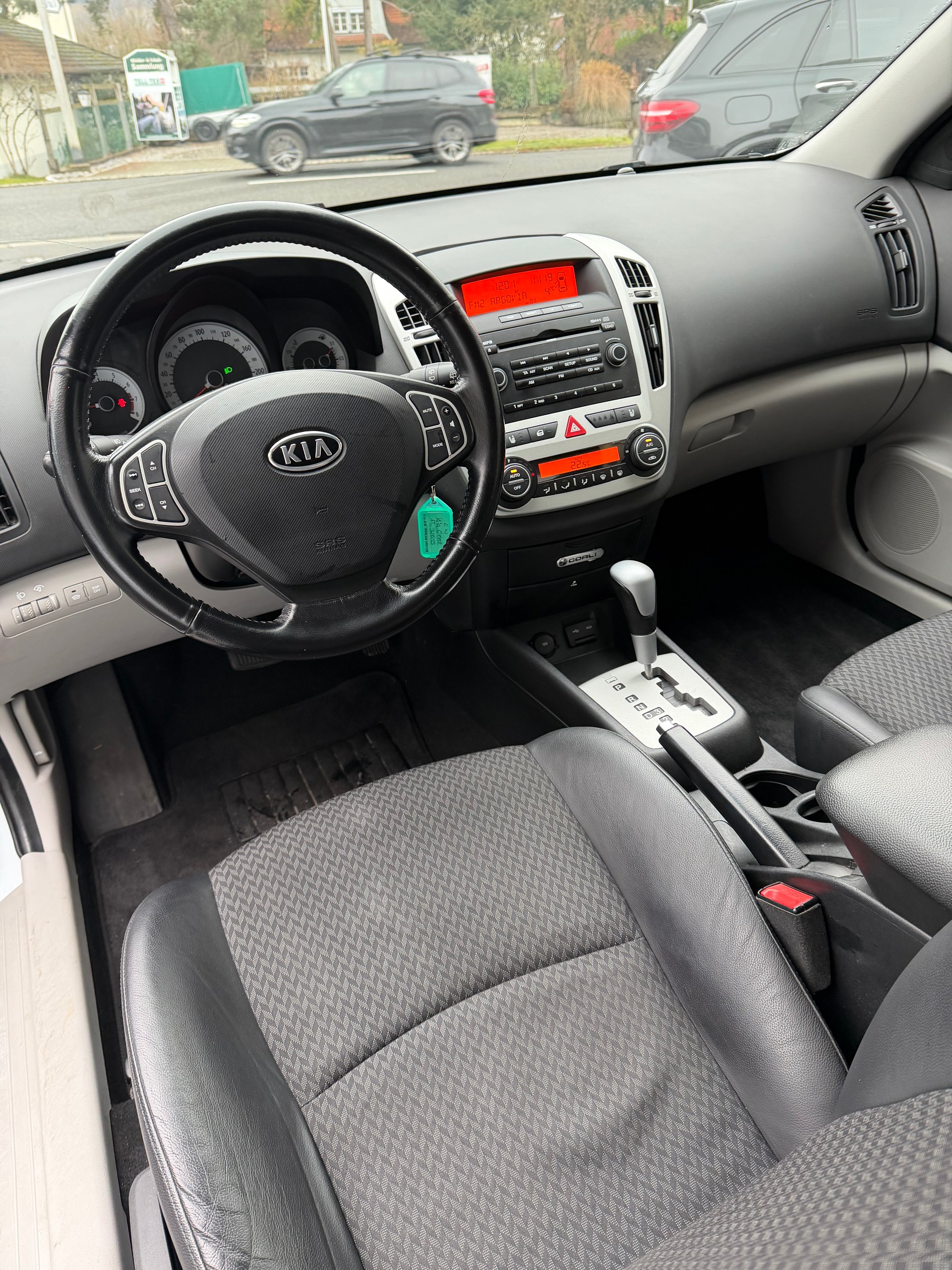 KIA Cee'd 1.6 16V Trend Automatic-image-8