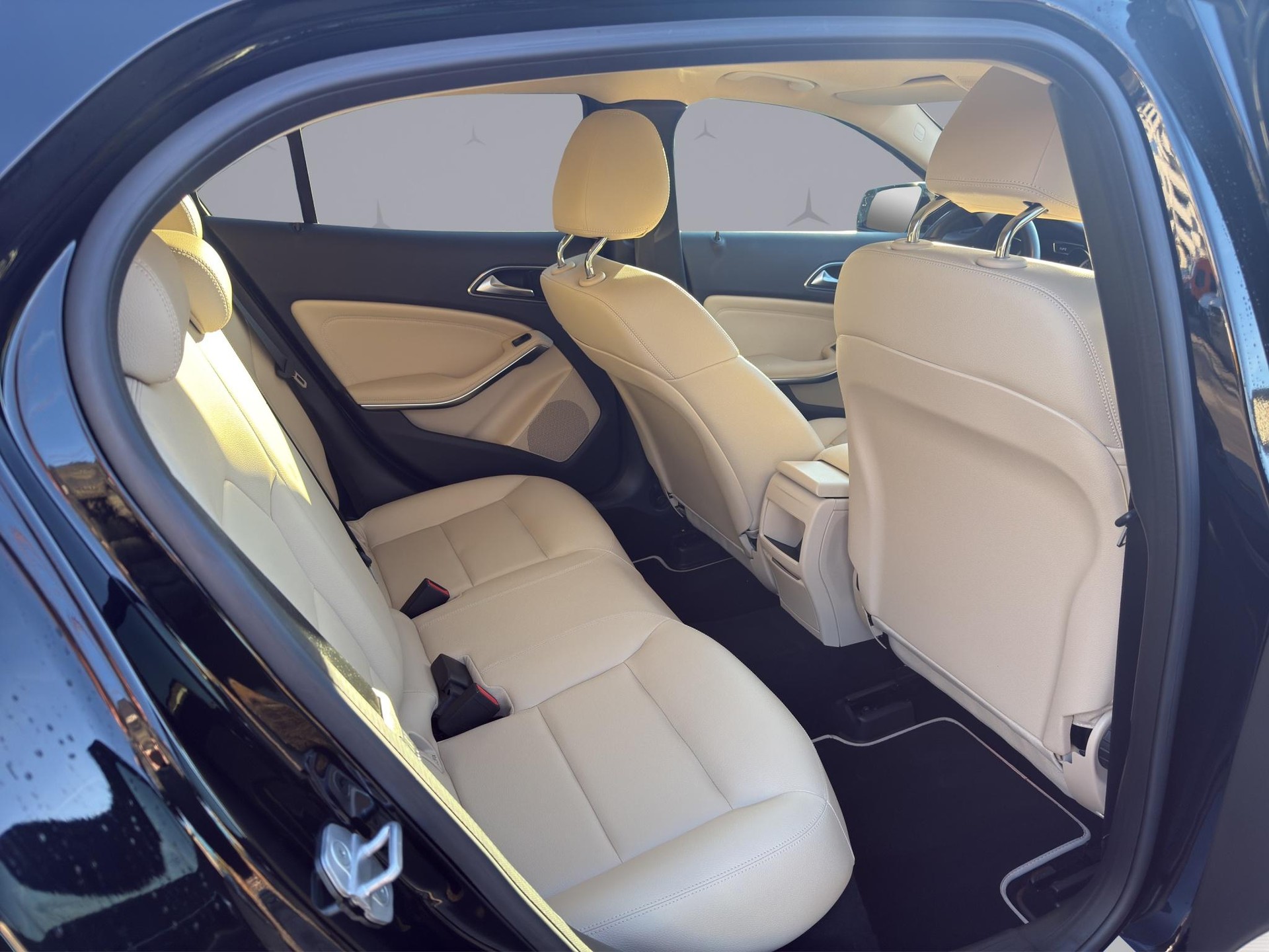 MERCEDES-BENZ GLA 200 Urban-image-16