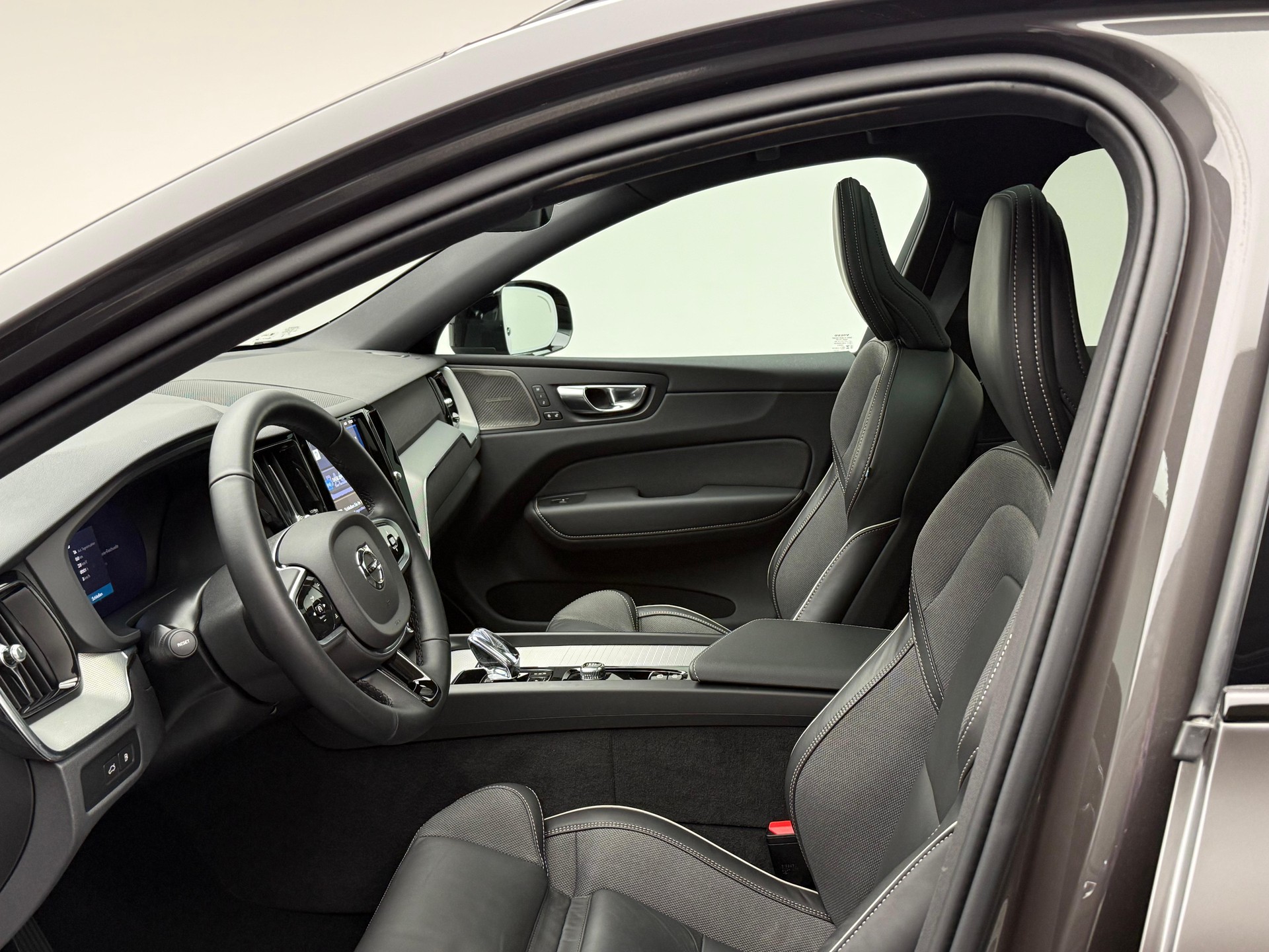 VOLVO XC60 2.0 T8 TE Plus Dark eAWD-image-7