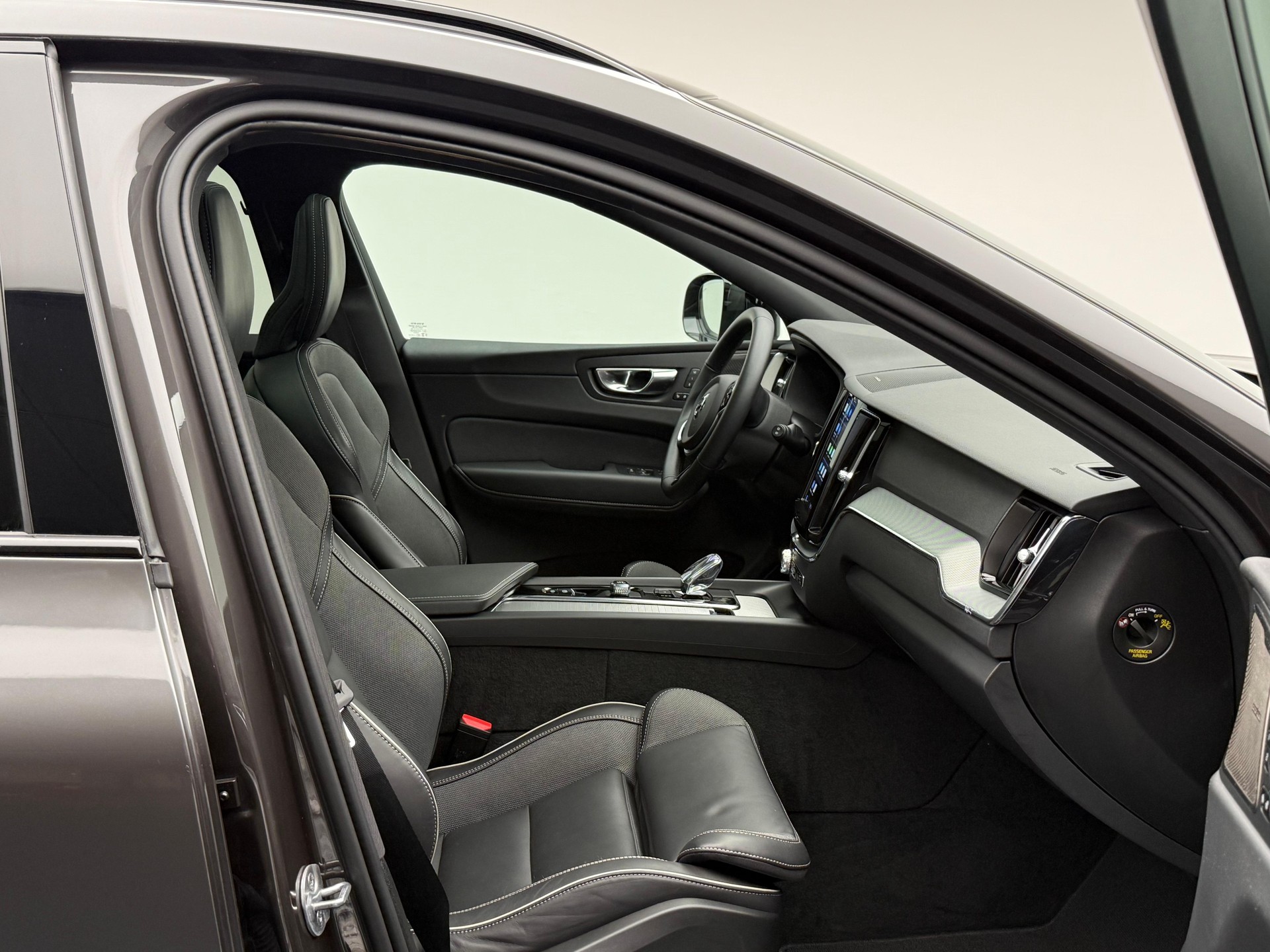 VOLVO XC60 2.0 T8 TE Plus Dark eAWD-image-15