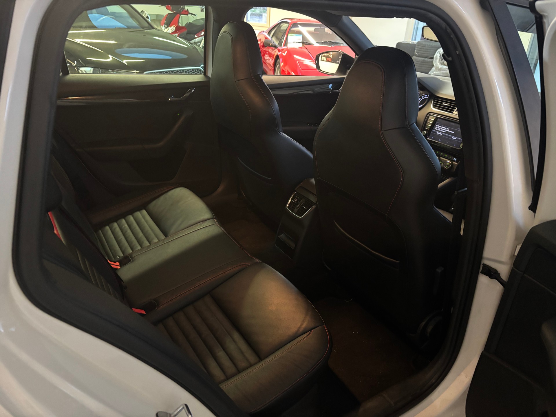 SKODA Octavia Combi 2.0 TSI RS DSG-image-8