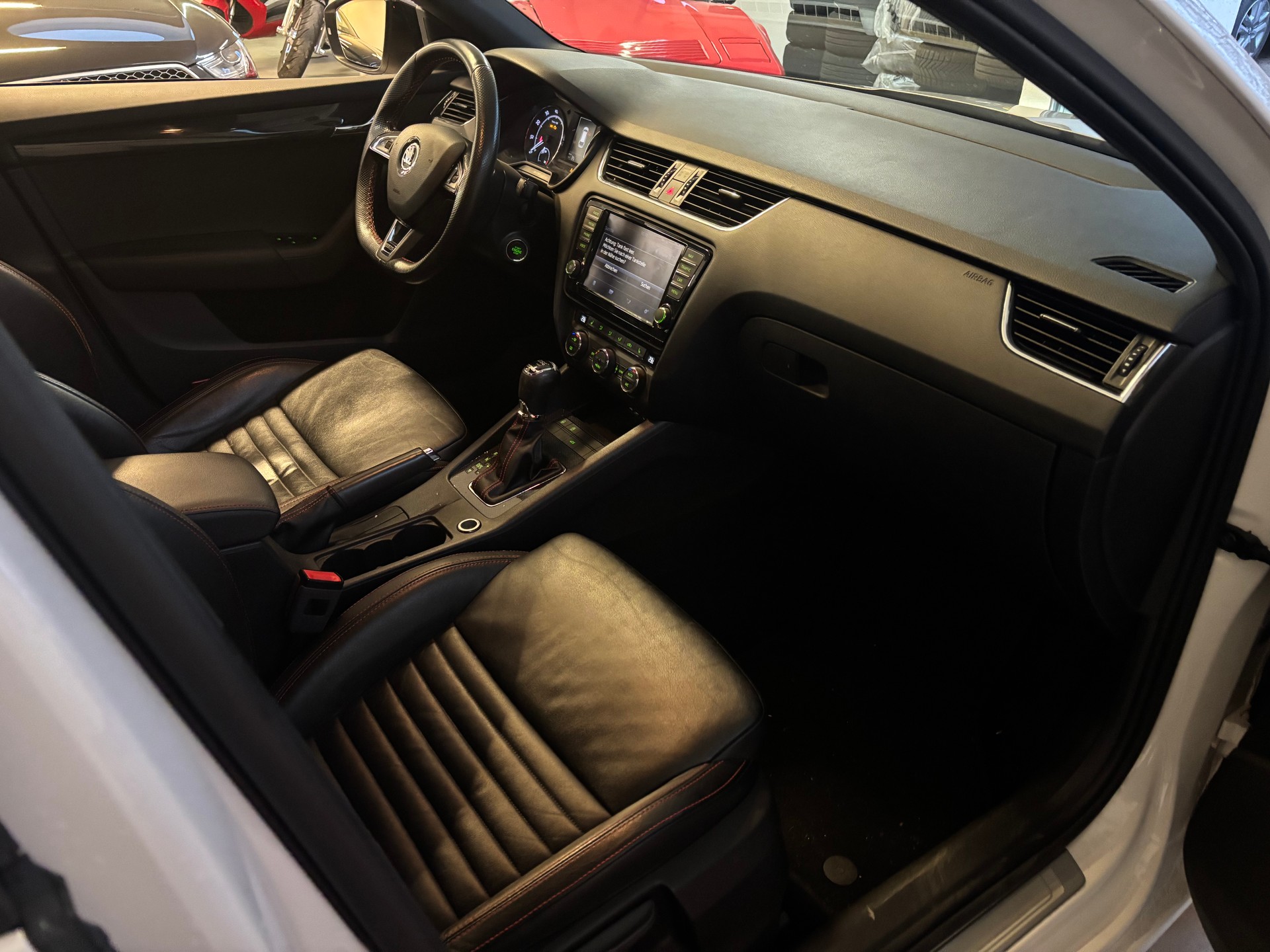 SKODA Octavia Combi 2.0 TSI RS DSG-image-9