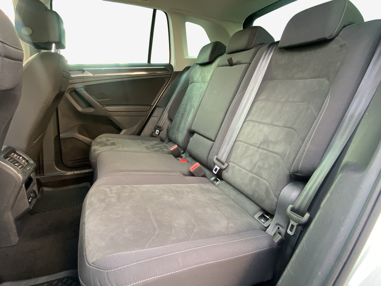 VW Tiguan 2.0 TDI SCR Elegance 4Motion DSG-image-11