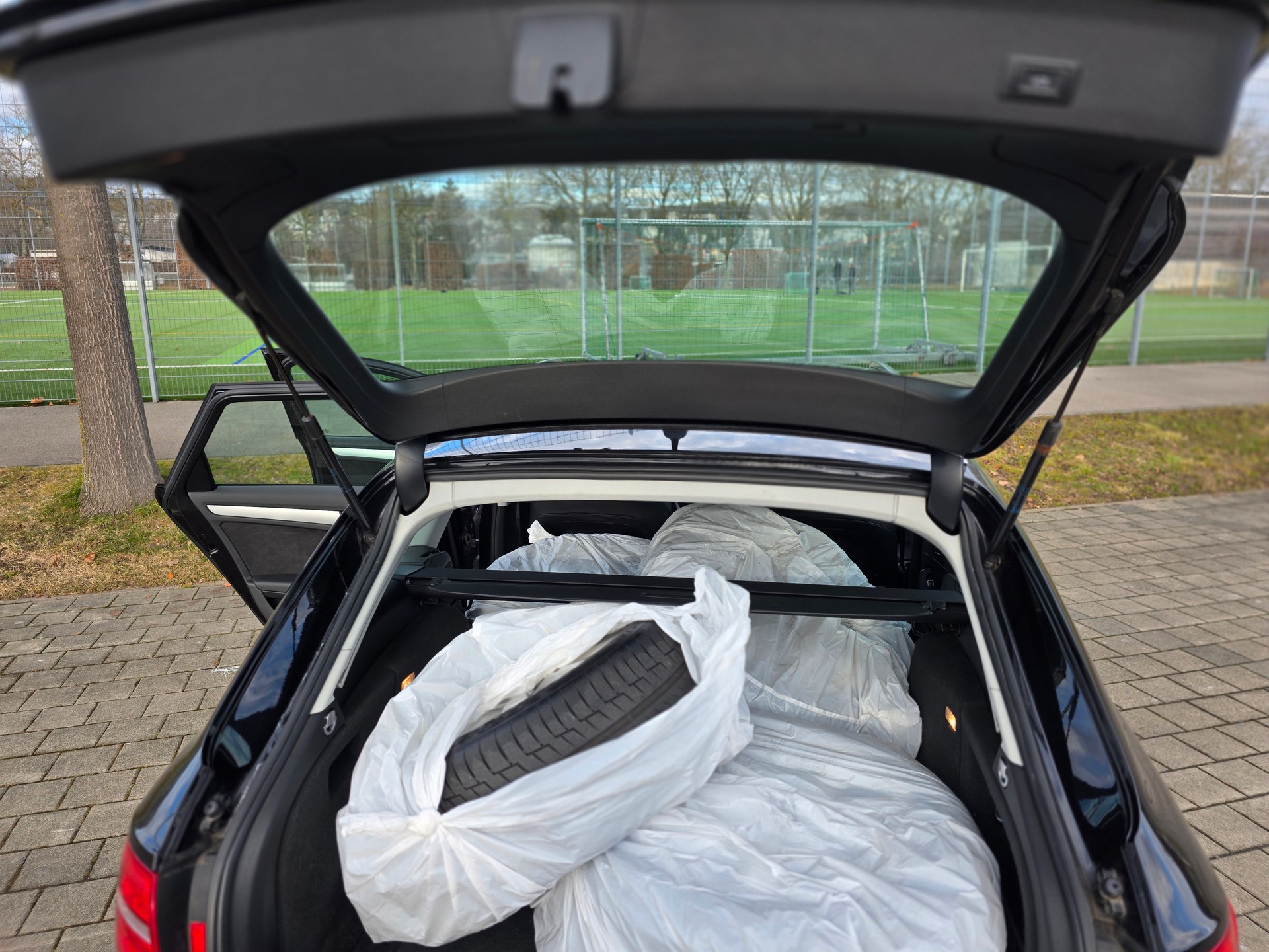 AUDI A4 Avant 2.0 TDI quattro S-tronic-image-16