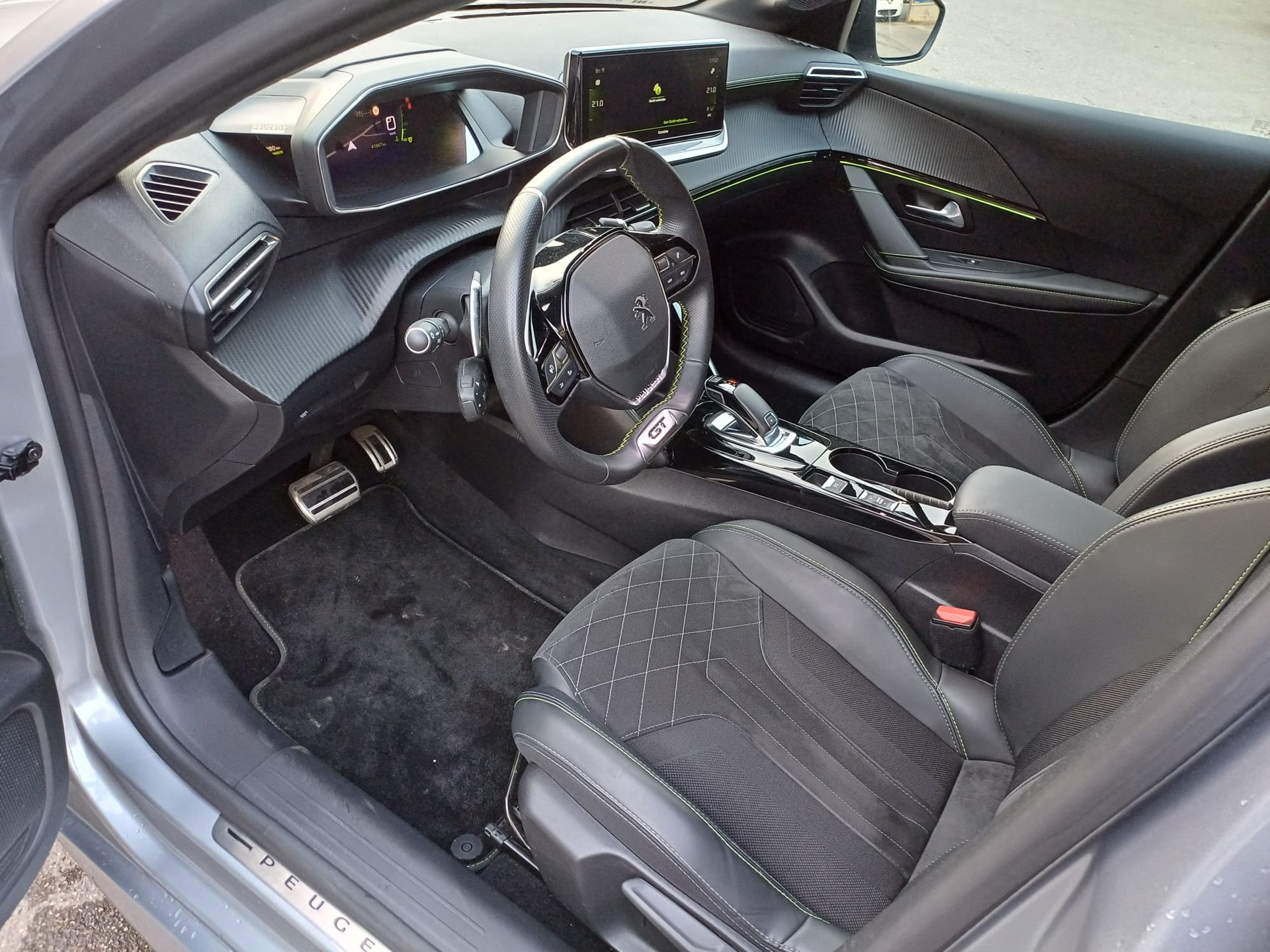 PEUGEOT 208 1.2 PureTech Allure Pack EAT8-image-7