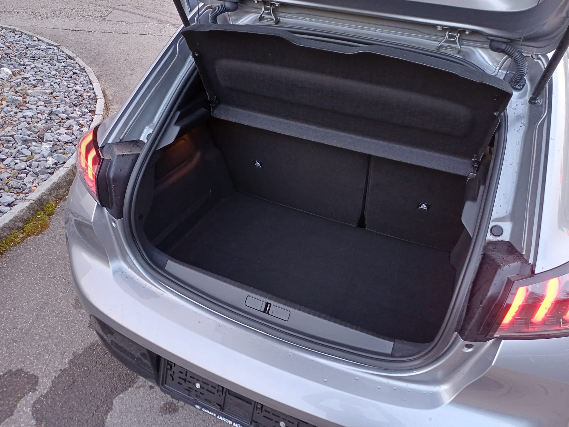 PEUGEOT 208 1.2 PureTech Allure Pack EAT8-image-6
