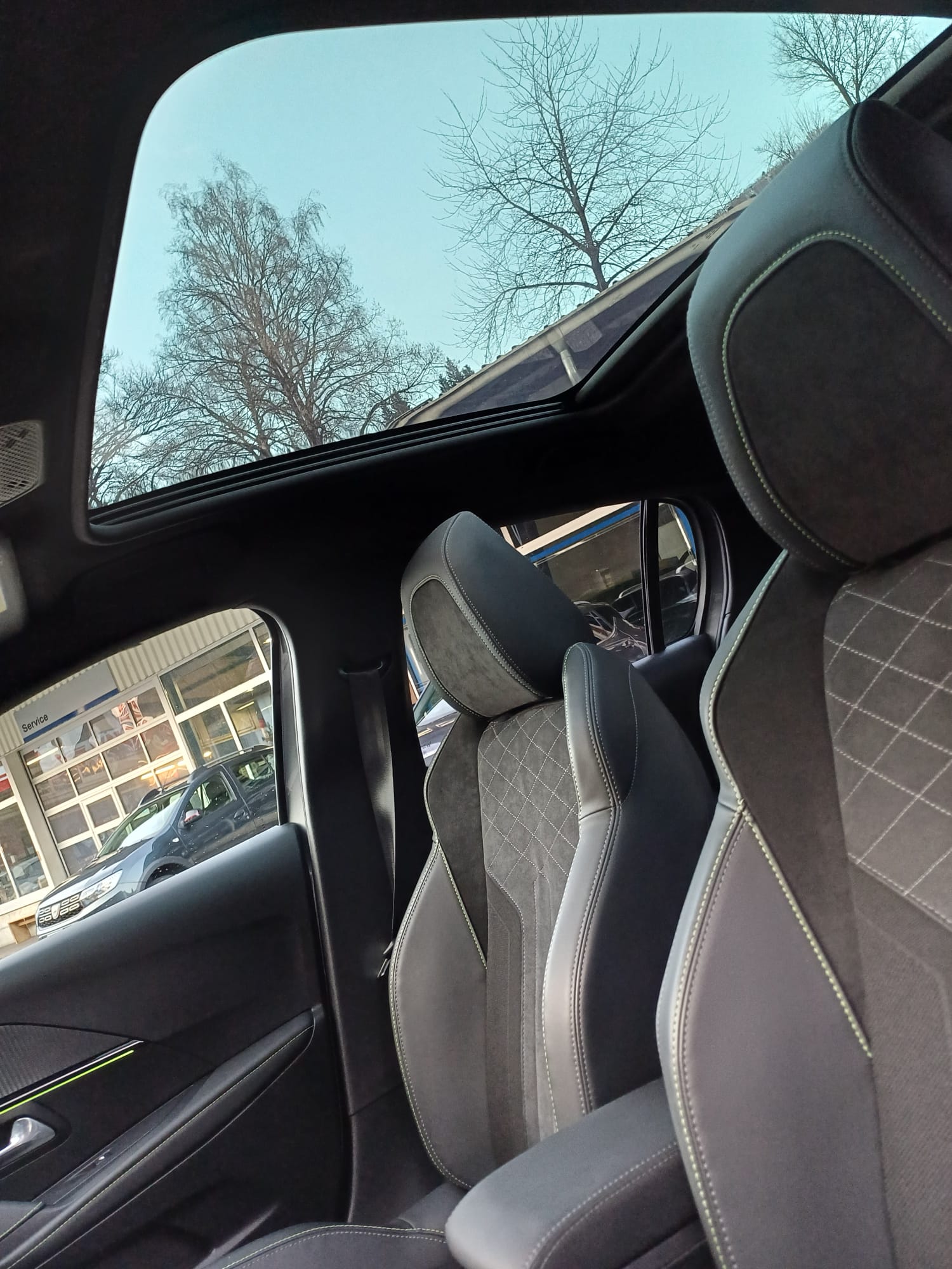 PEUGEOT 208 1.2 PureTech Allure Pack EAT8-image-4