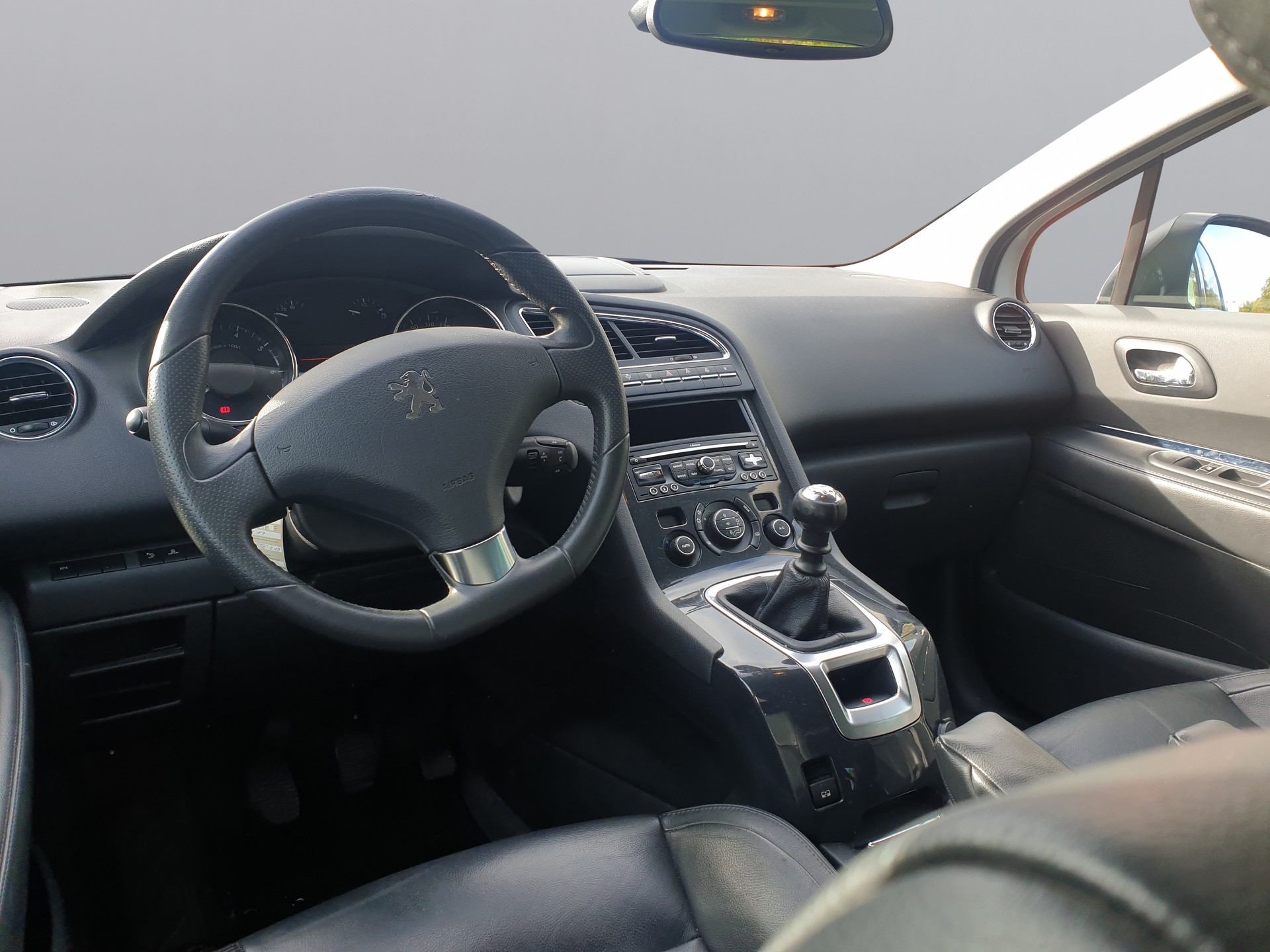PEUGEOT 5008 1.6 16V T Sport Pack-image-5
