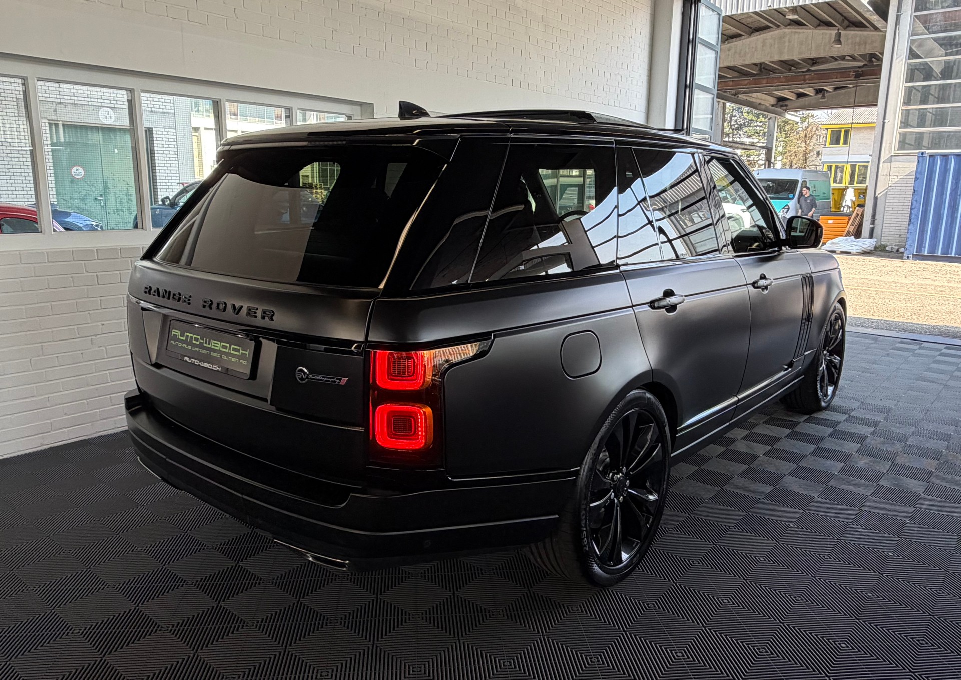 LAND ROVER Range Rover 5.0 V8 566PS 4X4 S/C SV SPECIAL VEHICLE AUTOBIOGRAPHY AB Dynamic Automatic-image-2