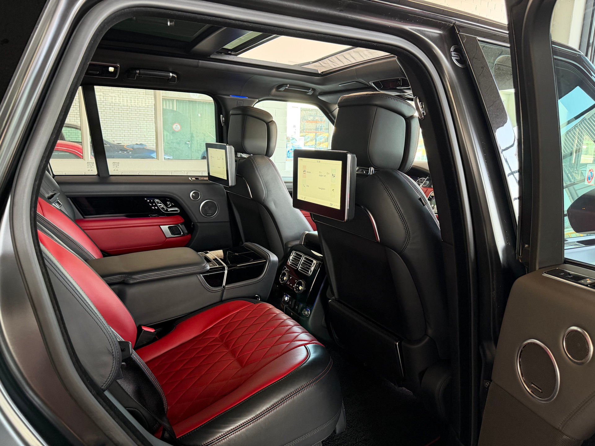 LAND ROVER Range Rover 5.0 V8 566PS 4X4 S/C SV SPECIAL VEHICLE AUTOBIOGRAPHY AB Dynamic Automatic-image-9