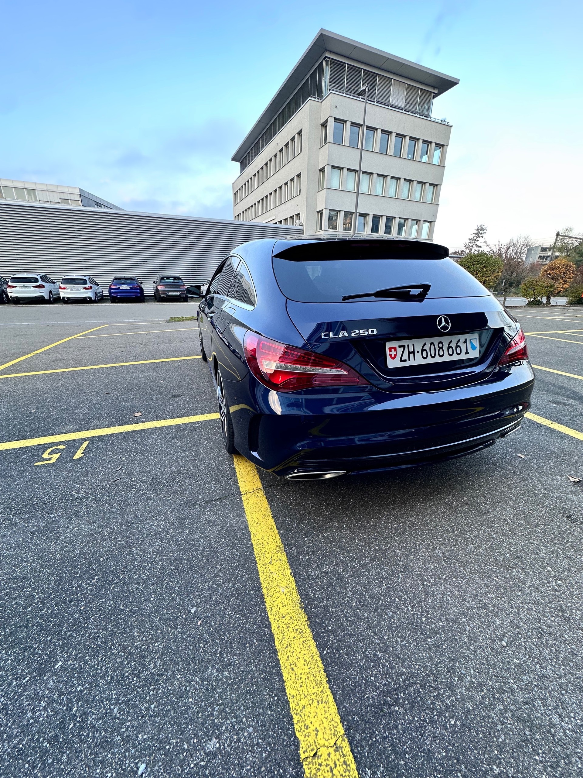 MERCEDES-BENZ CLA Shooting Brake 250 AMG Line-image-2