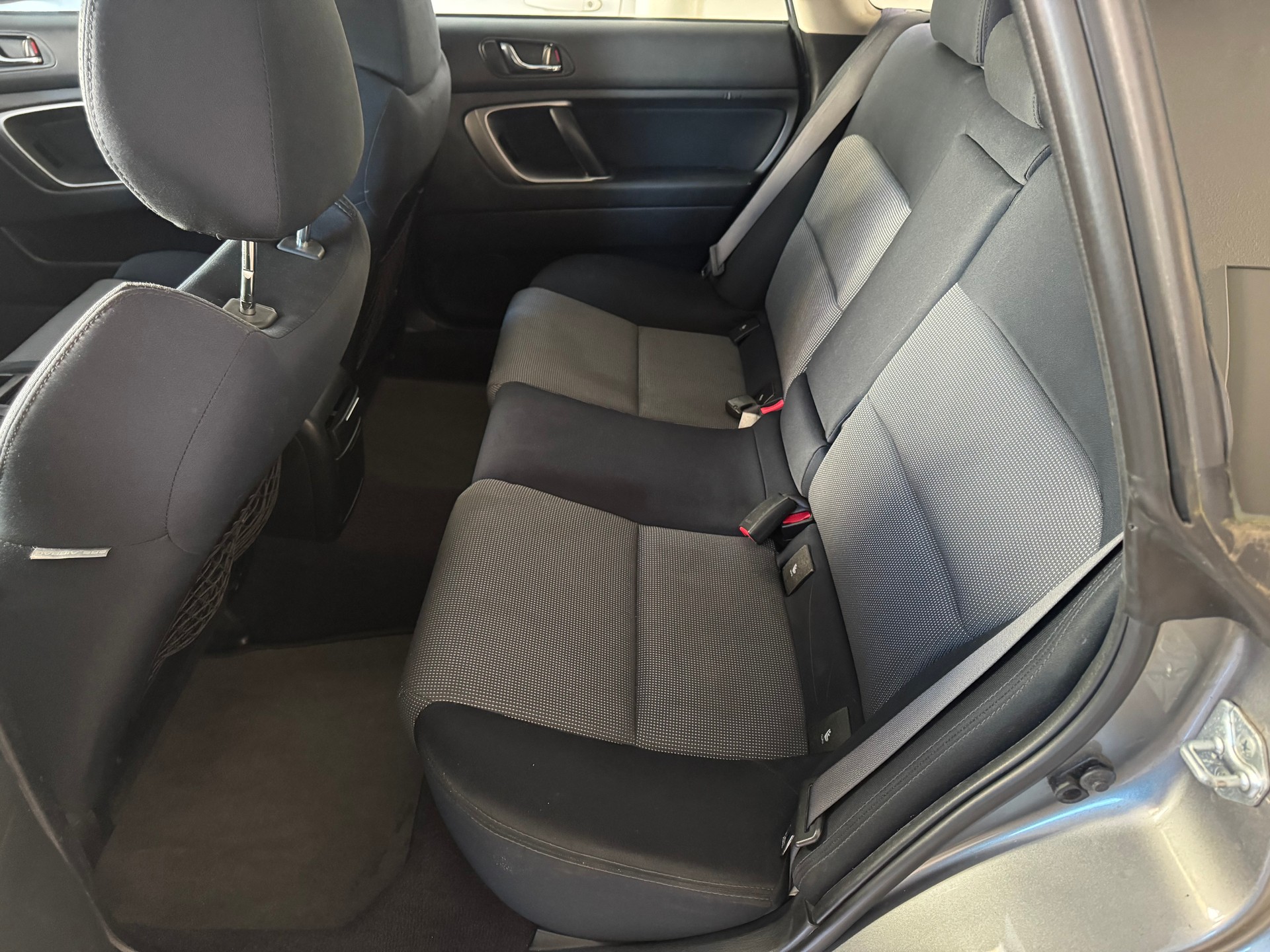 SUBARU Legacy 2.0R AWD Swiss-image-11